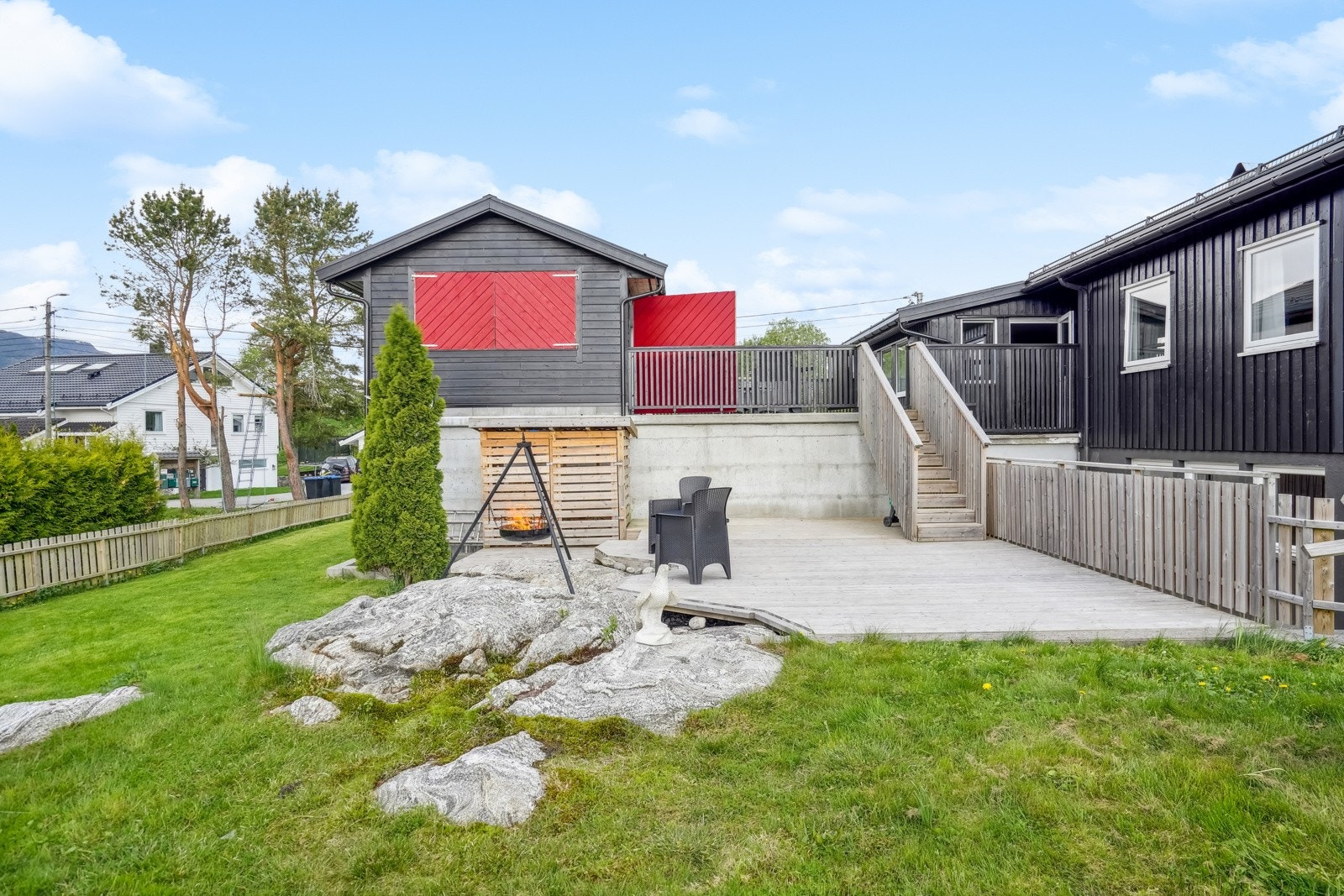 Videre skilter eiendommen med et pent opparbeidet uteområde og stor tomt på omtrent 1.3 mål. Galleribilde