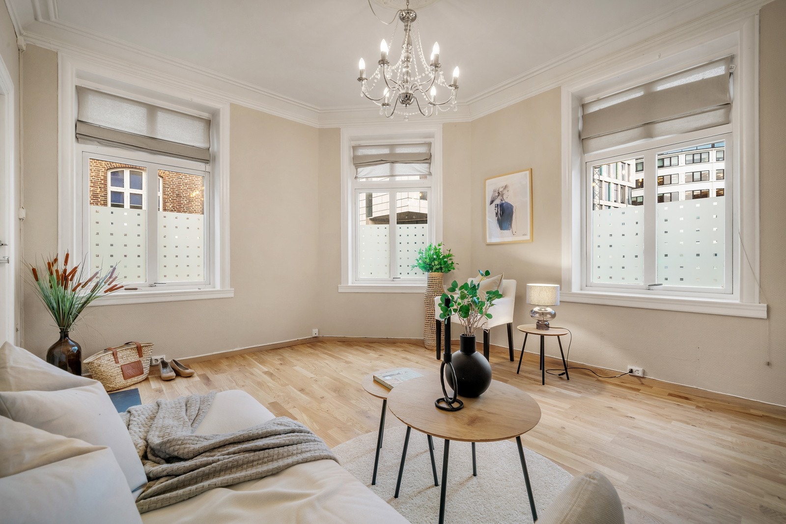 - Her er store vindusflater som slipper inn rikelig med lysinnslipp - Galleribilde
