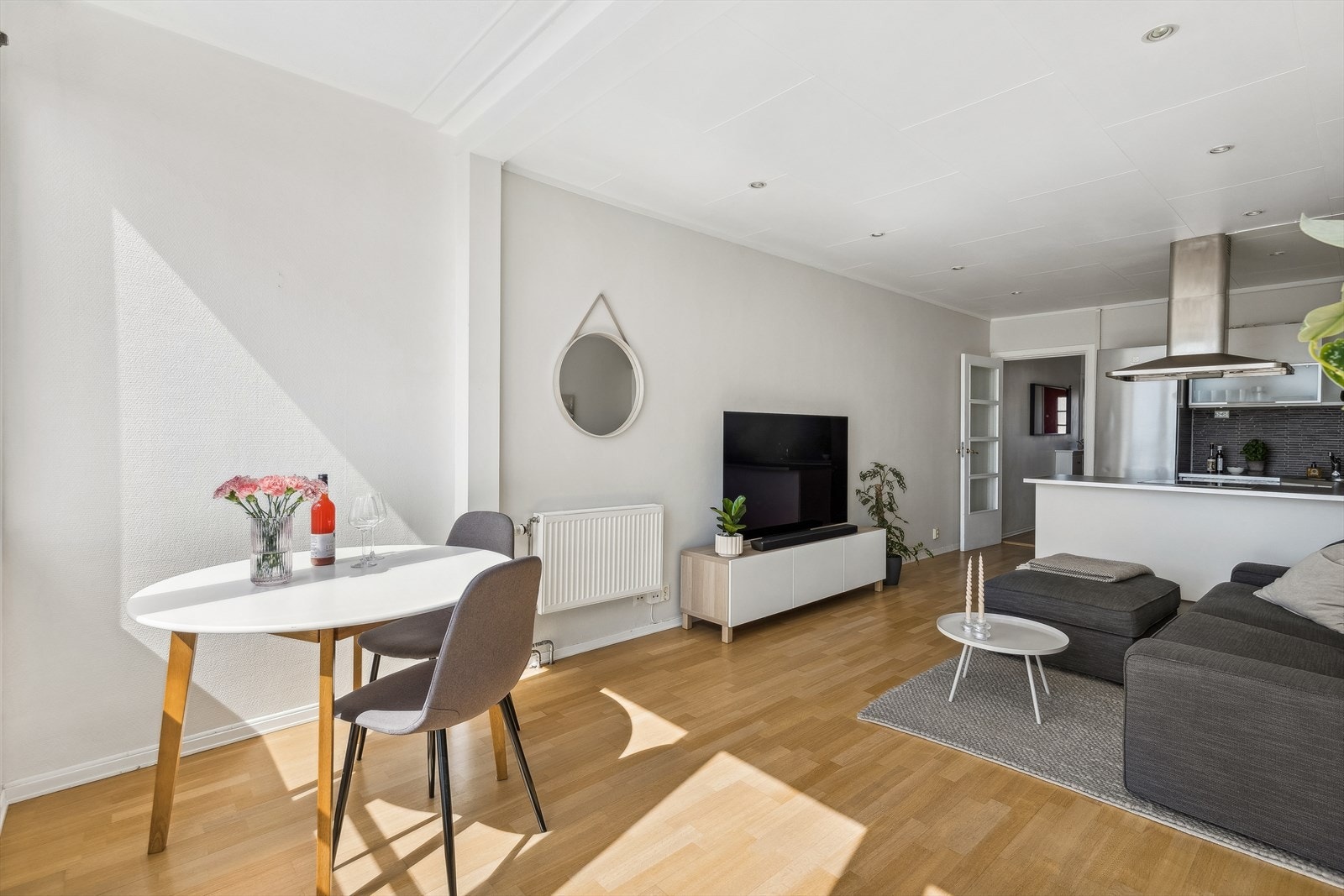 Stuen er godt utformet og gir deg enkelt plass til både spisebord, sofa og TV-hjørne. Galleribilde