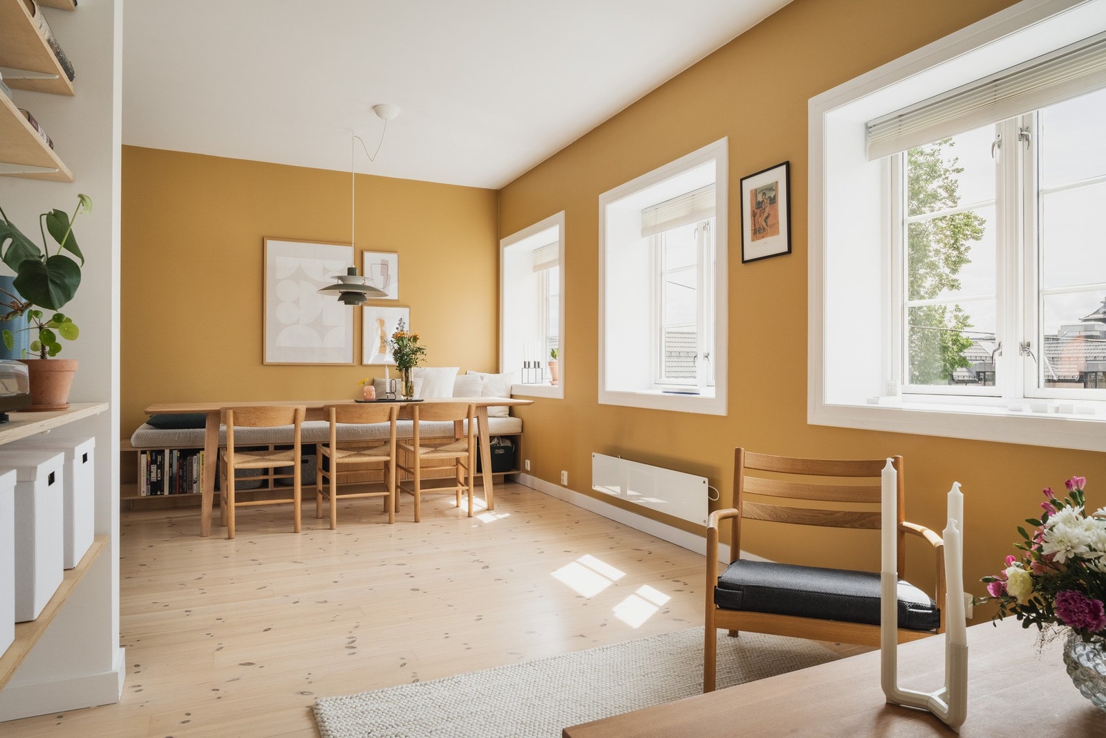 Åpent, lyst og romslig. Solen kommer inn gjennom vinduene på stuesiden ettermiddag / kveld. Galleribilde