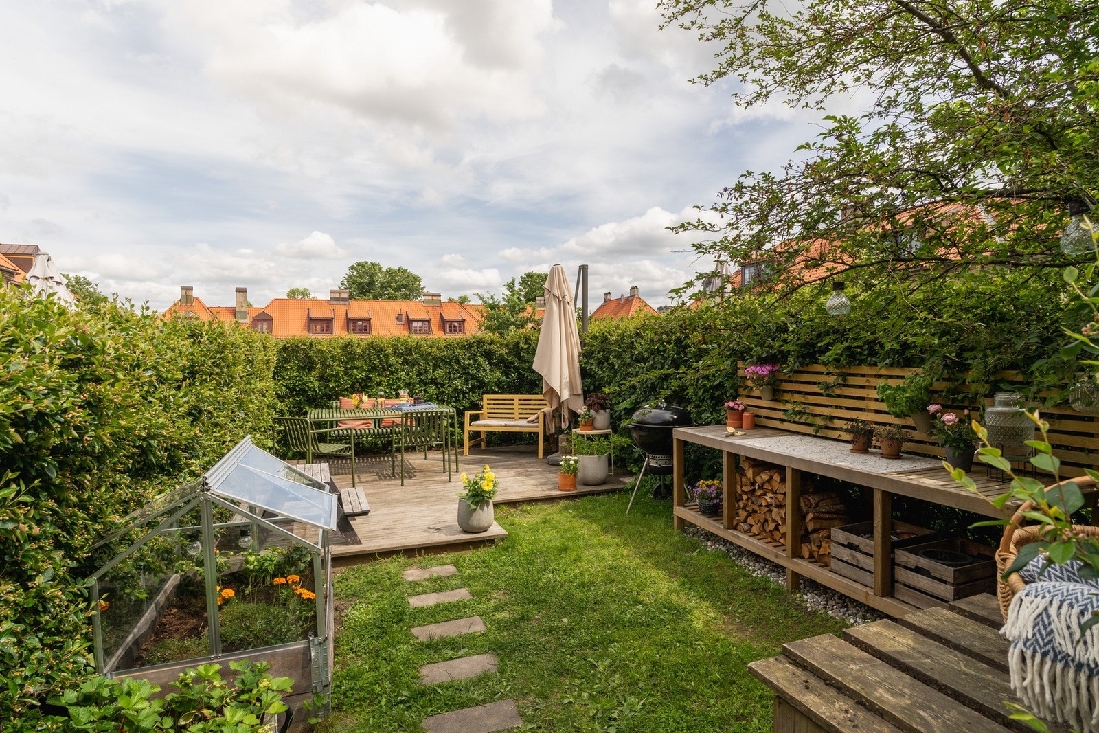 Bruksrett til privat hageparsell med gode solforhold og idyllisk beplantning. Galleribilde