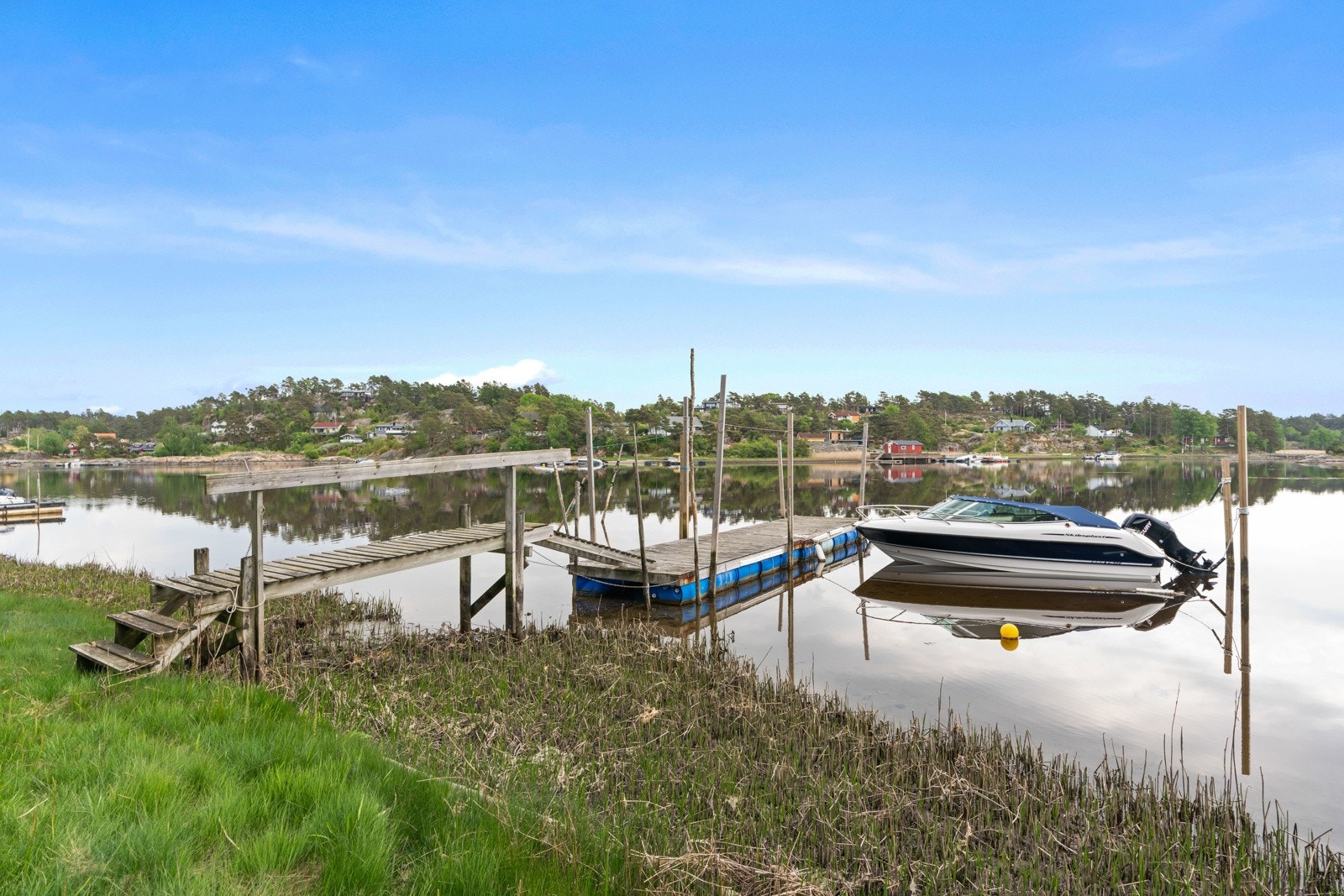 Hytta disponerer også båtplass i nærheten. Velkommen til visning. Galleribilde