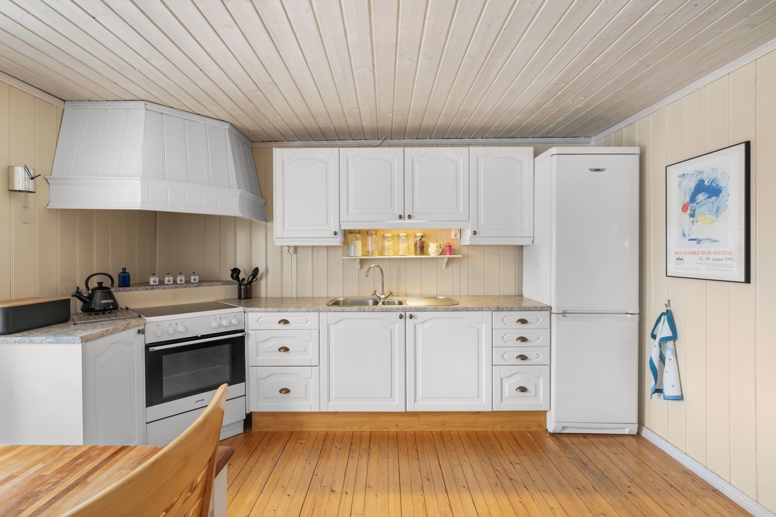 Lyst kjøkken med god oppbevaringsplass. Hvitevarene medfølger. Galleribilde