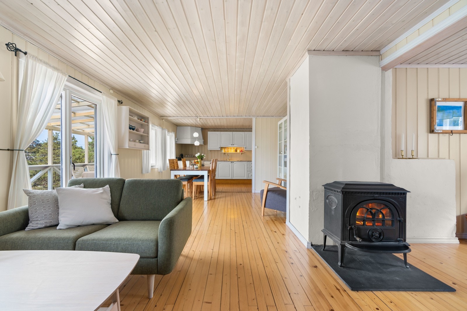 Stue og kjøkken er målt til 44,2 kvadrat. Vedfyring i klassisk vedovn fra Jøtul. Galleribilde