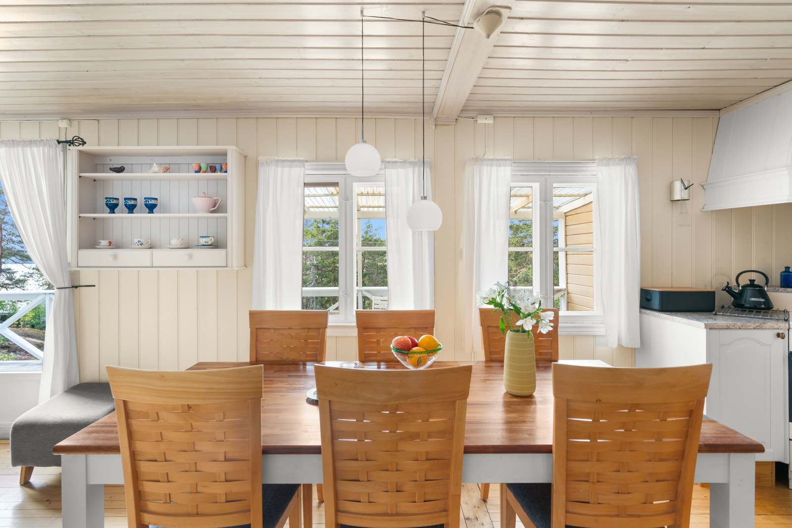 Den vestvendte verandaen har utgang fra stuen. Galleribilde