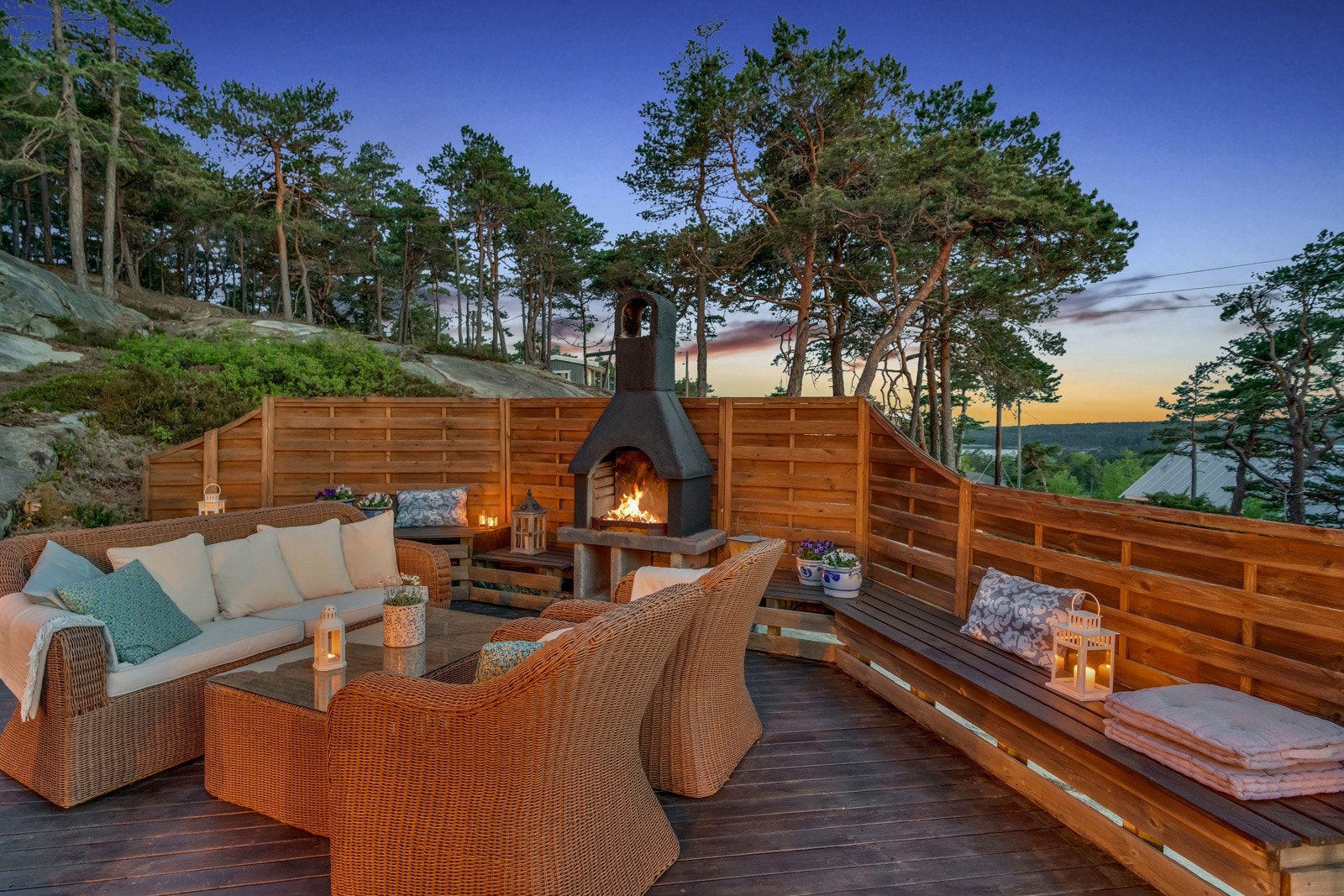 På sydsiden er det etablert en fin uteplass med utepeis og godt med sitteplasser. Galleribilde