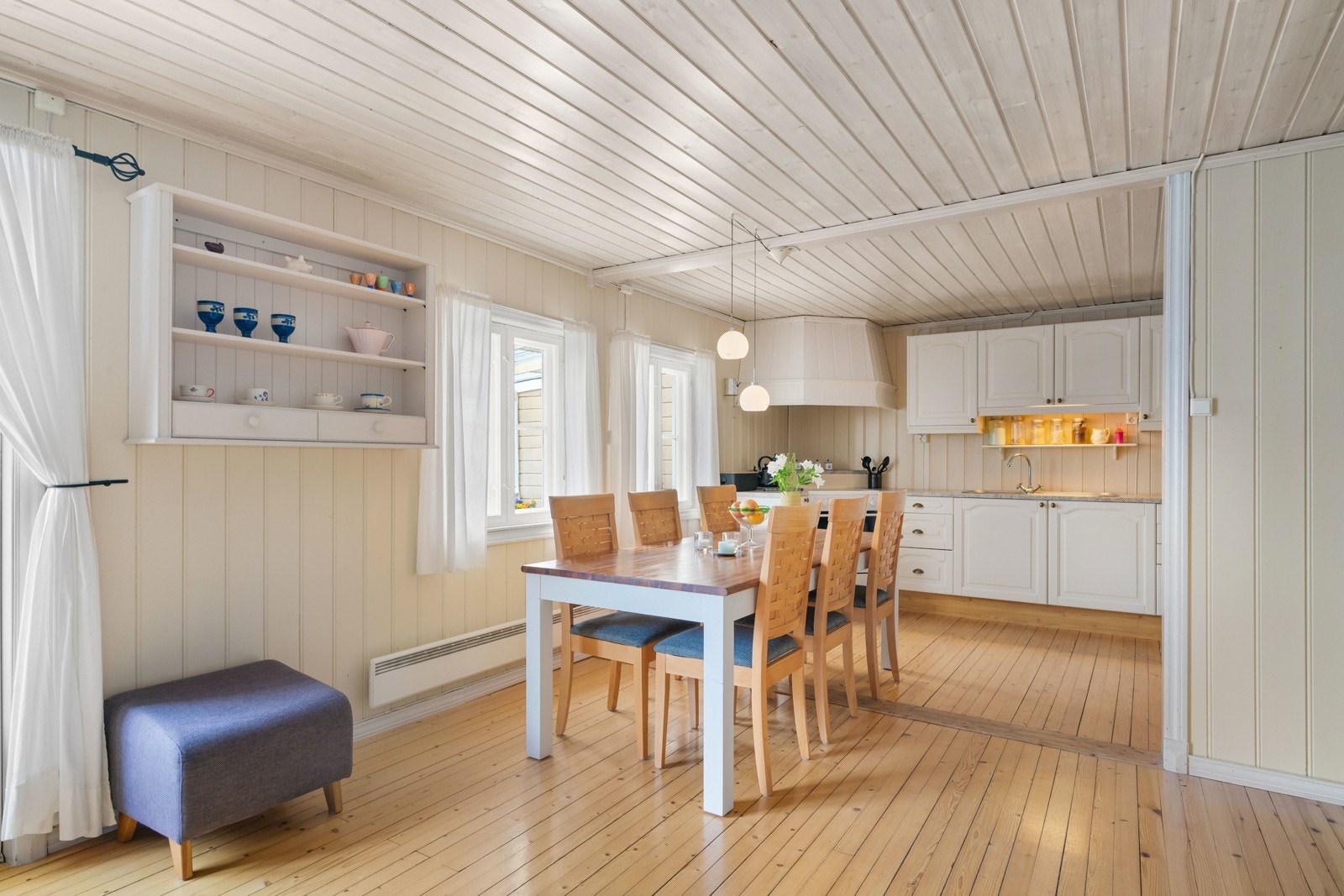 Stue og kjøkken i åpen løsning gir god plass til spisestue. Galleribilde