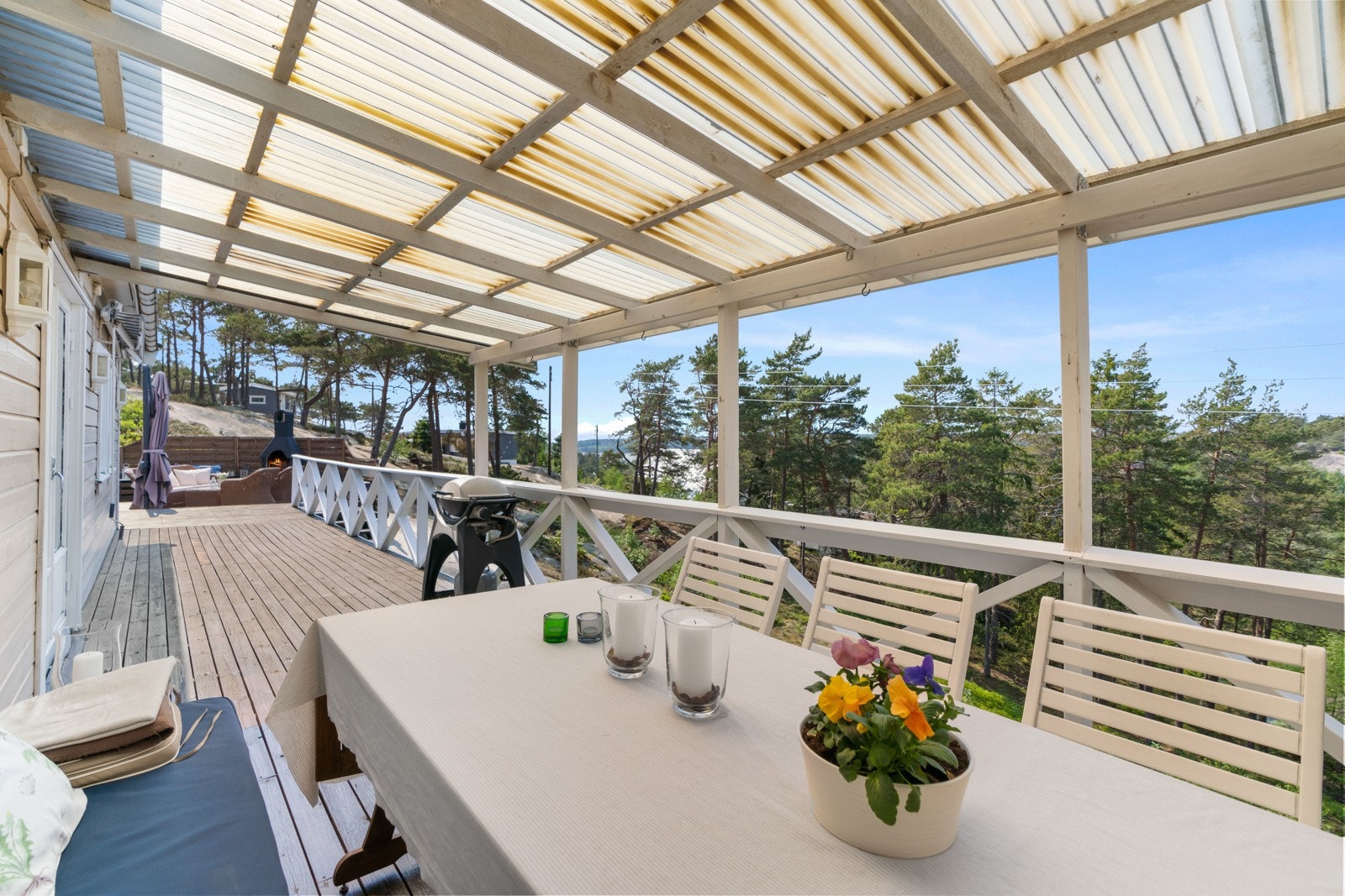 God plass til middagsgjester. Galleribilde