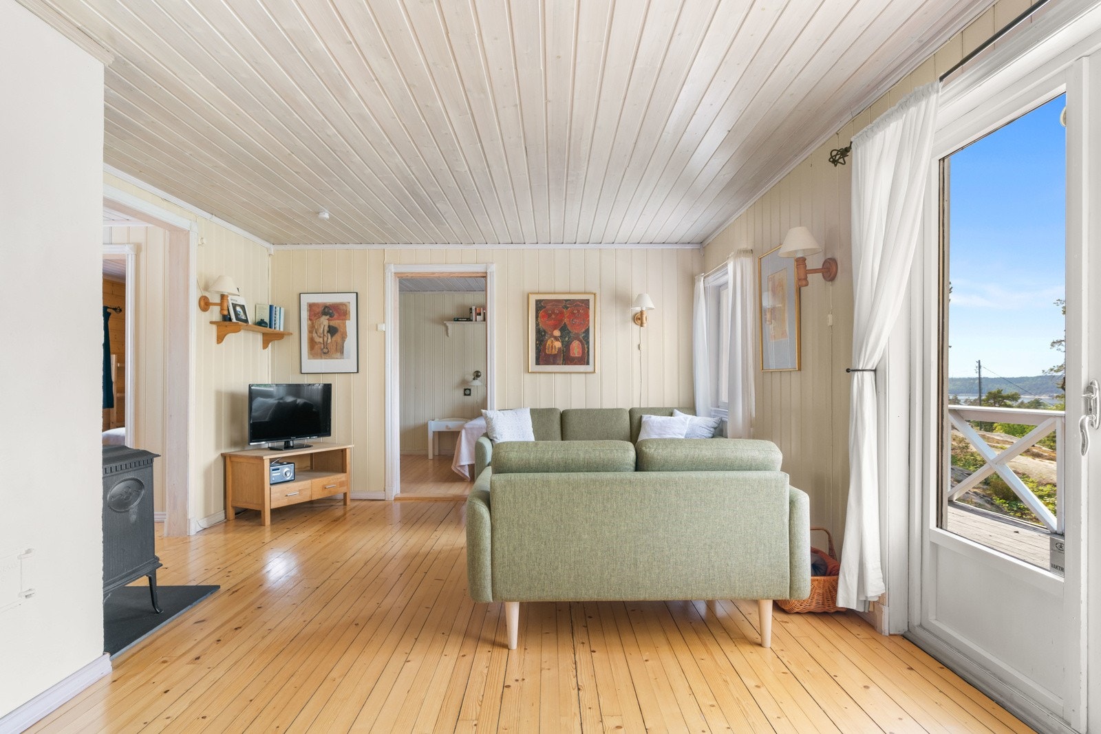 Hytta fremstår som lys og innbydende, og har en fin sjarm. Galleribilde