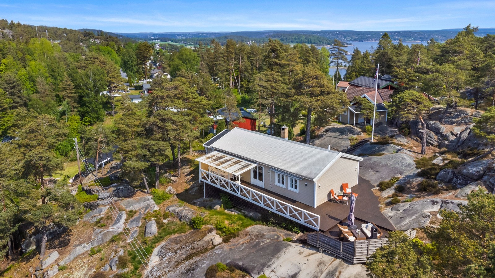 Hytta ligger ca 350 meter fra vannet. Galleribilde