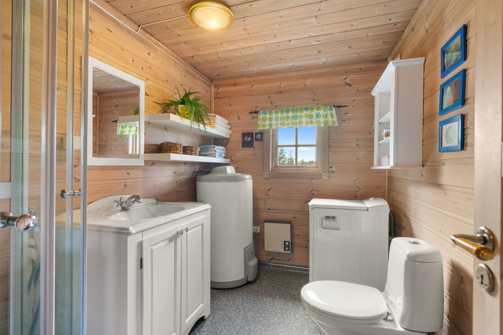 Badet i hytta fikk nytt gulvbelegg og sluk i 2011. Galleribilde