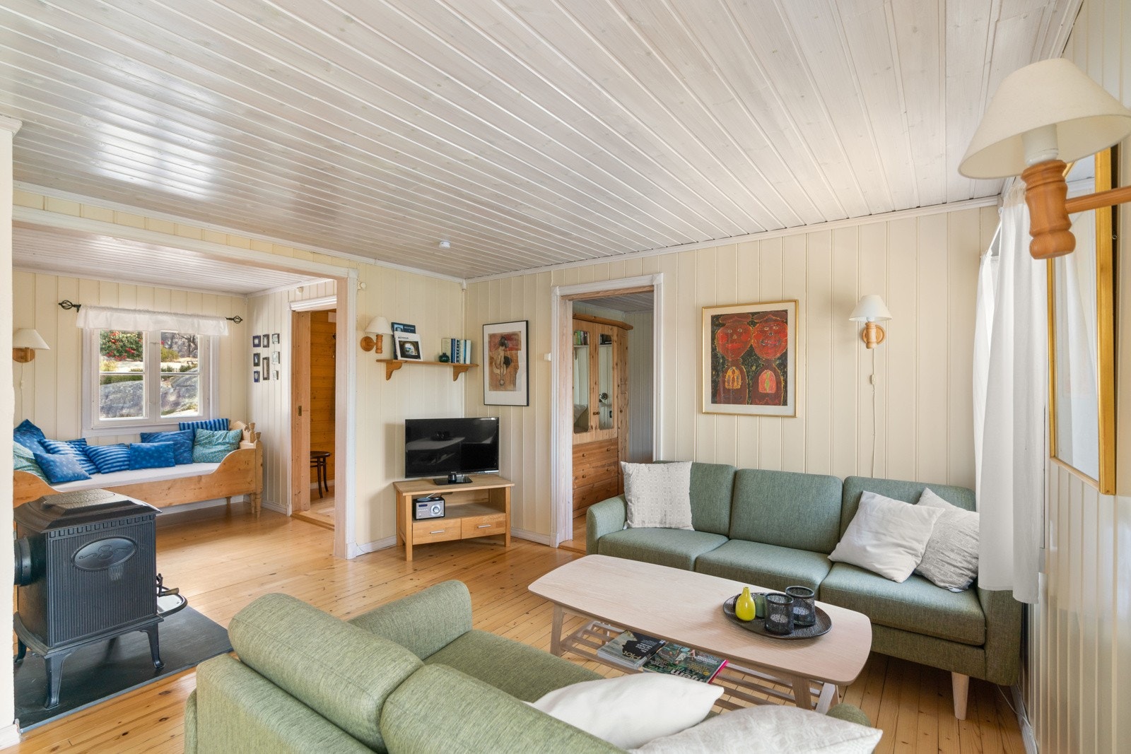 Stuen har en liten vinkel, med inngang til soverom nr. 2. Galleribilde