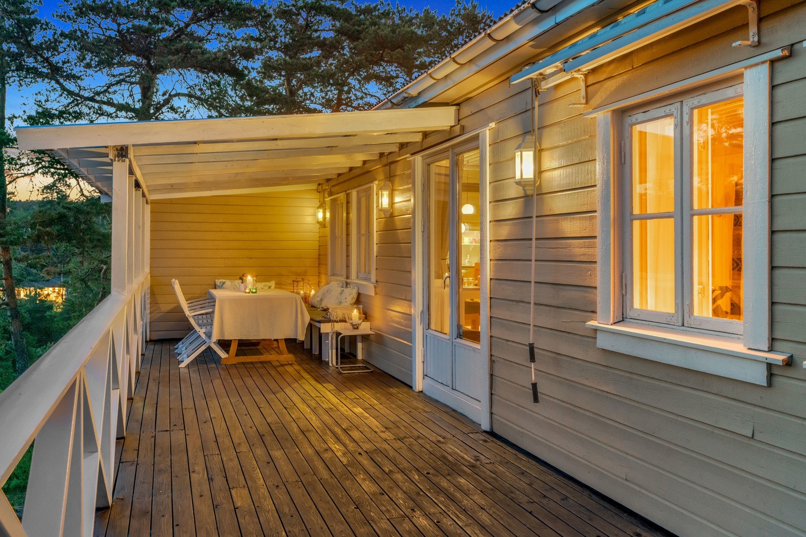 Deler av den vestvendte veranden er takoverbygget. Galleribilde