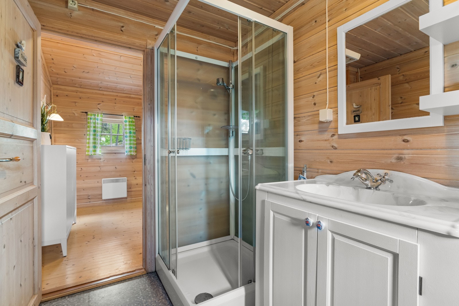 Badet er innredet med dusjkabinett, og det er opplegg for vaskemaskin. Galleribilde