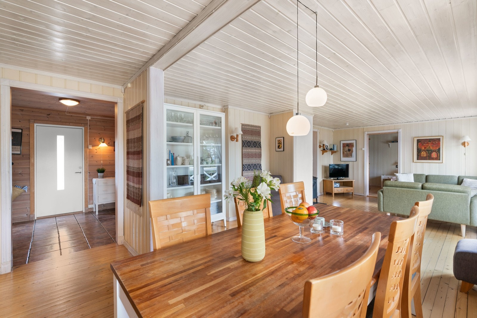 Hytta har innlagt strøm, og kommunalt vann og avløp. Galleribilde