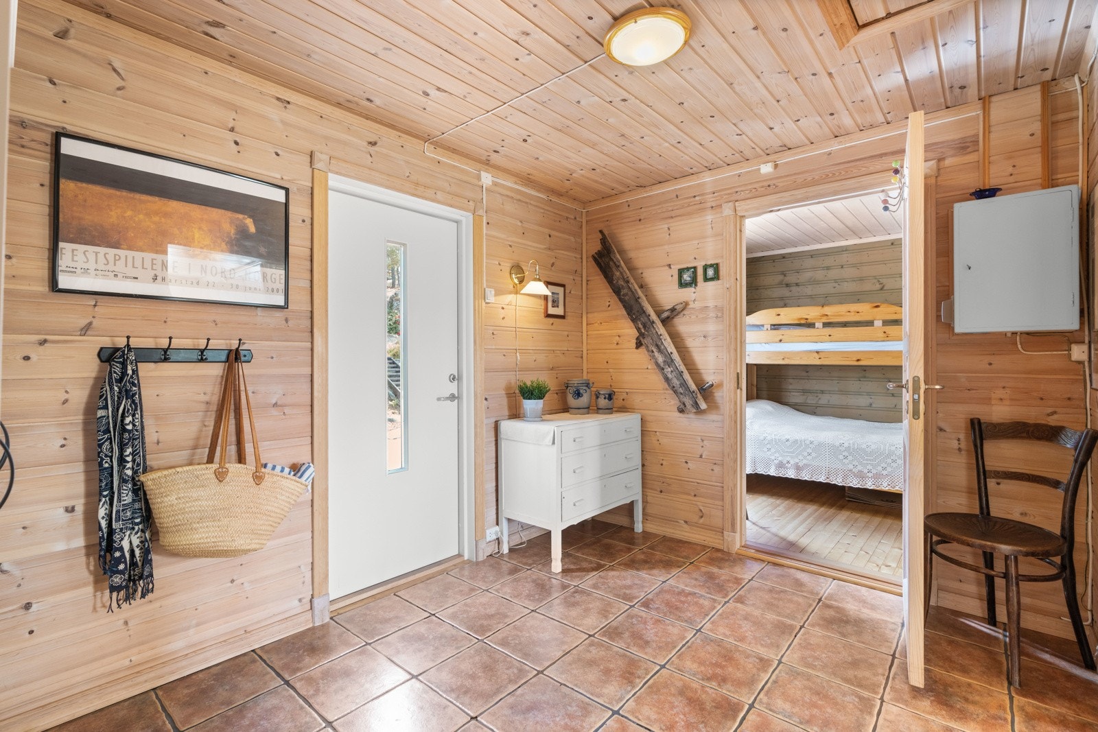 Stor entré med god plass til garderobe. Galleribilde