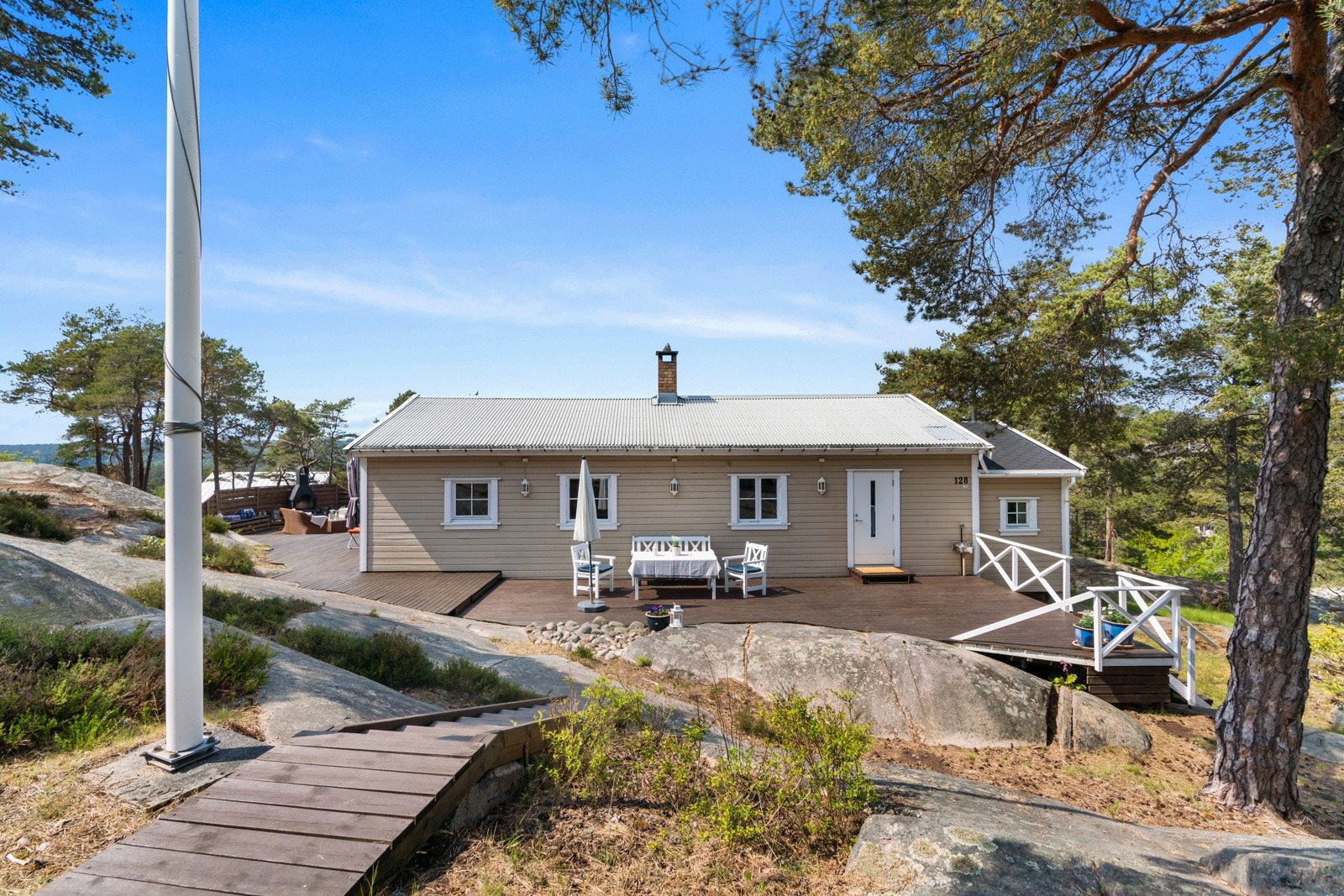 Stor tomt med god boltreplass. Det er bilvei frem til eiendommen. Galleribilde