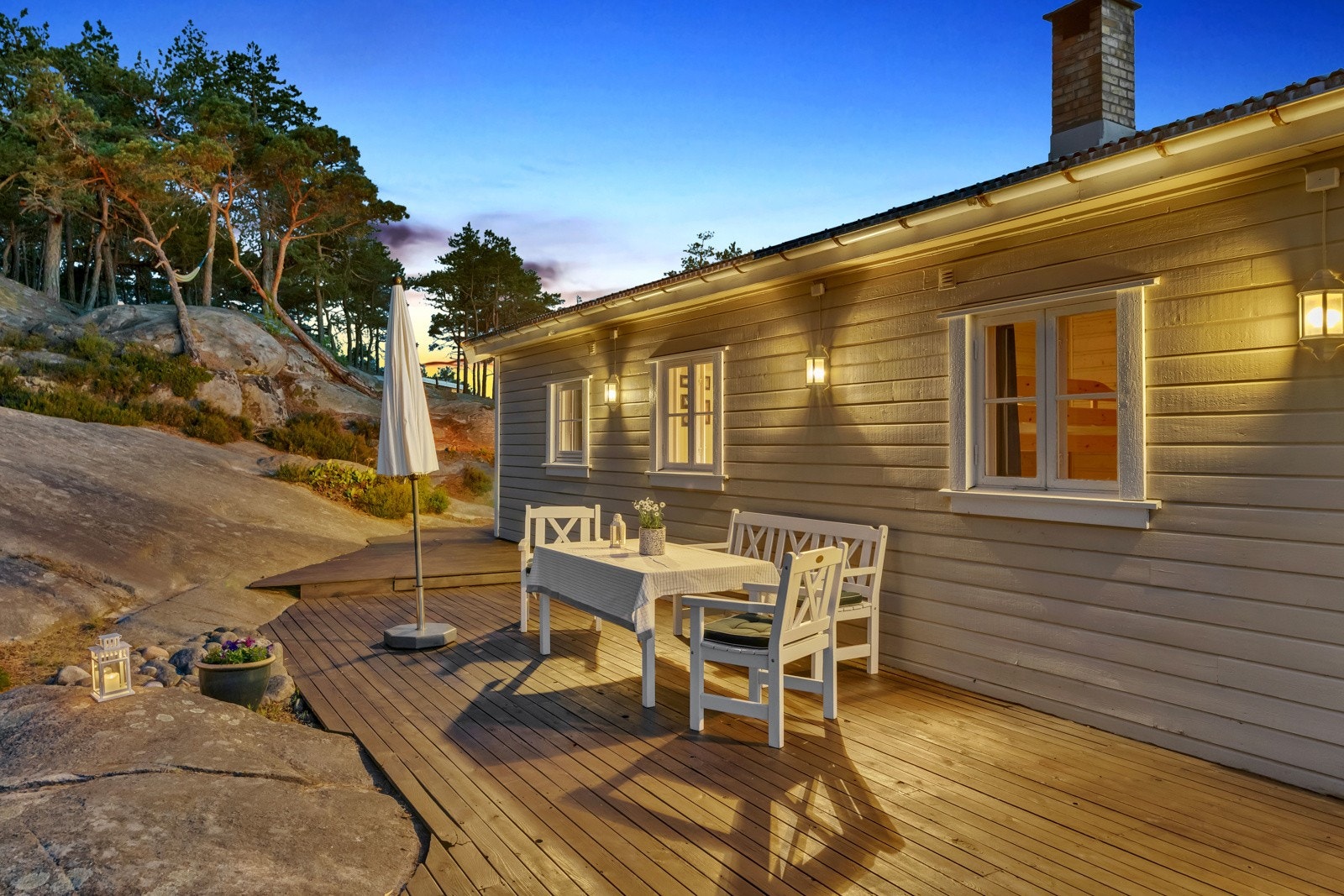 Det er etablert flere uteplasser rundt hytta. Galleribilde