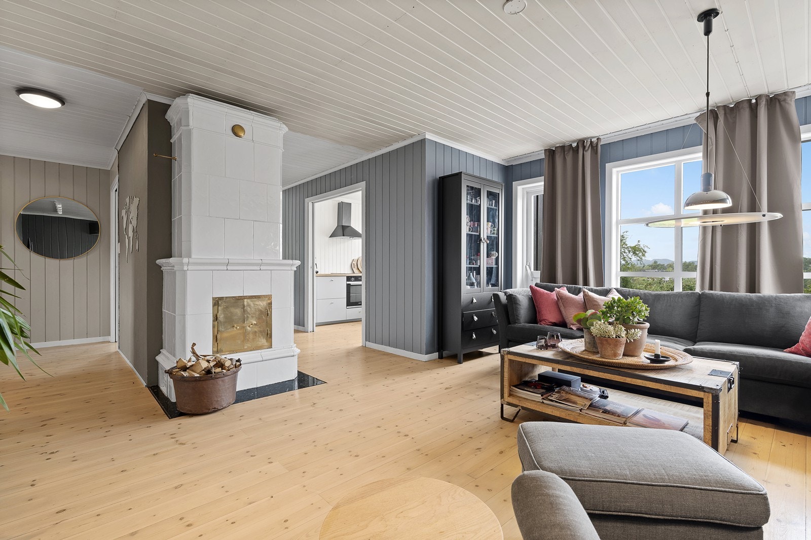 Velkommen til Kongsbakkåsen 26!
Pen stue med god atmosfære. Nydelig Kakkelovn og fin utsikt. Galleribilde