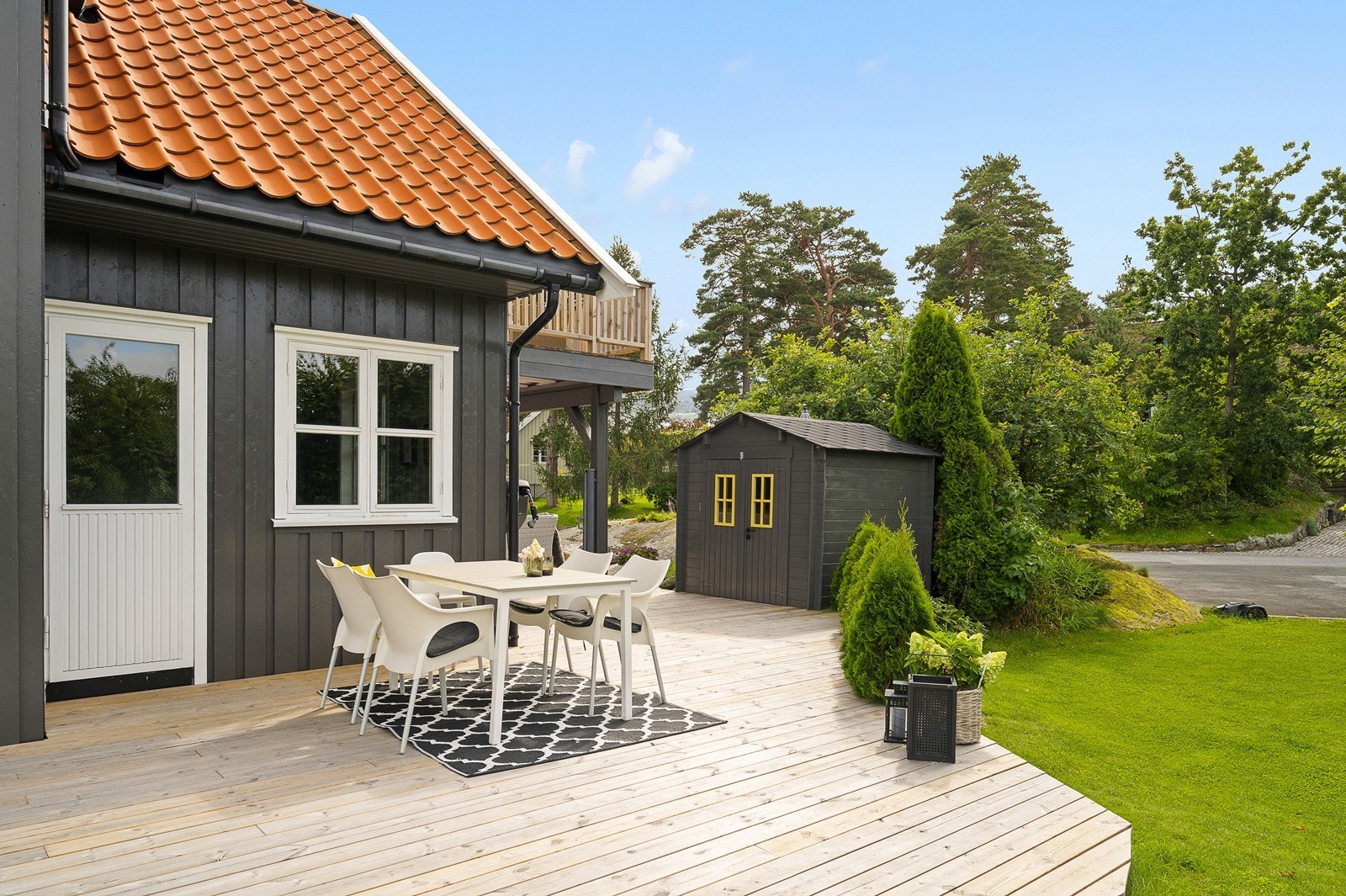Terrasse og hage mot vest med meget solrike og skjermede forhold. Galleribilde