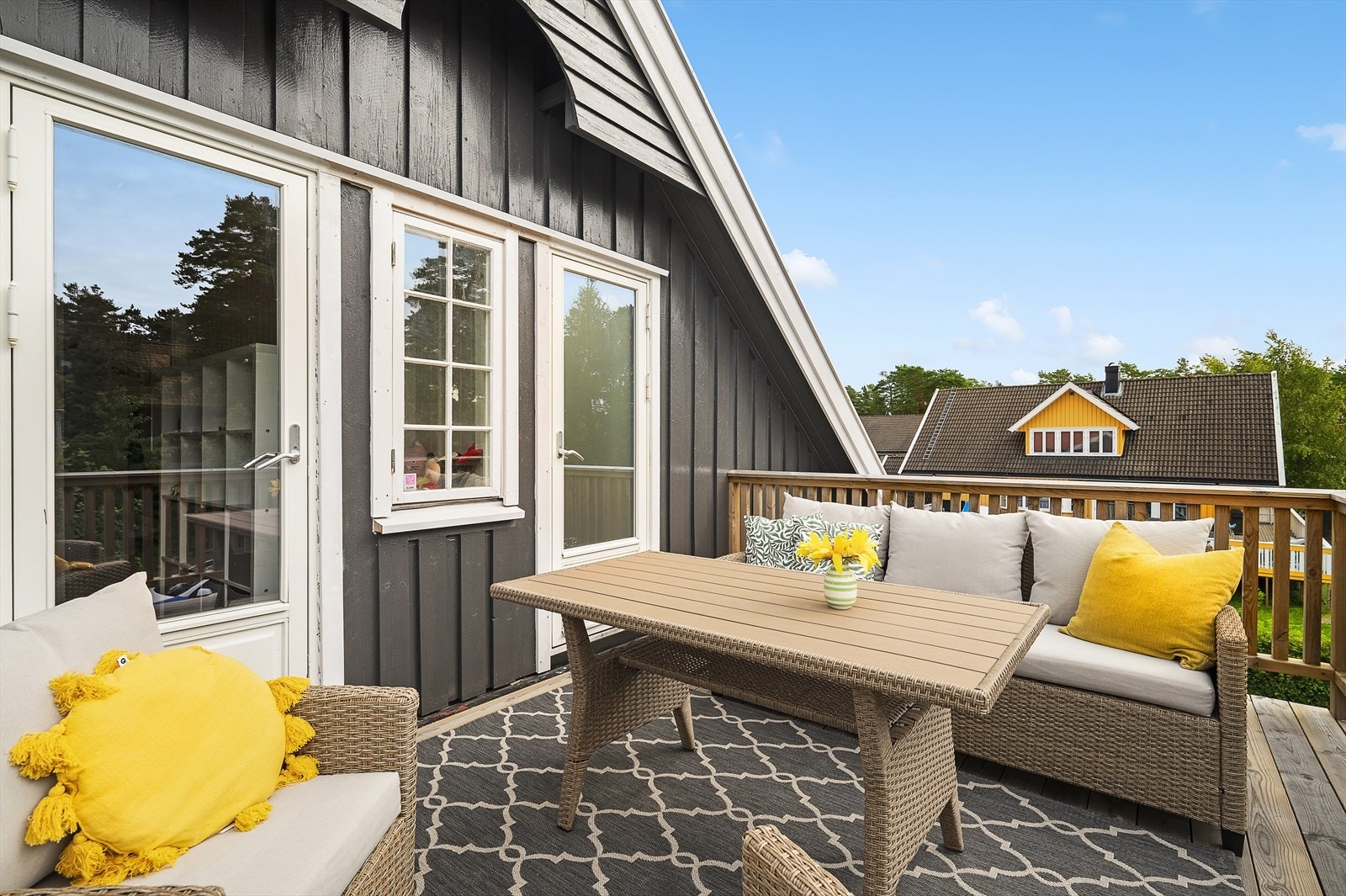 Deilig, solrik terrasse ut fra 2. etasje. Galleribilde