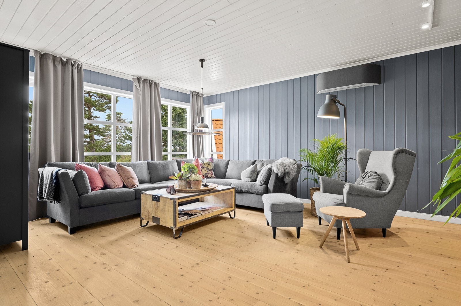 Store vindusflater som slipper inn mye naturlig sollys. Galleribilde