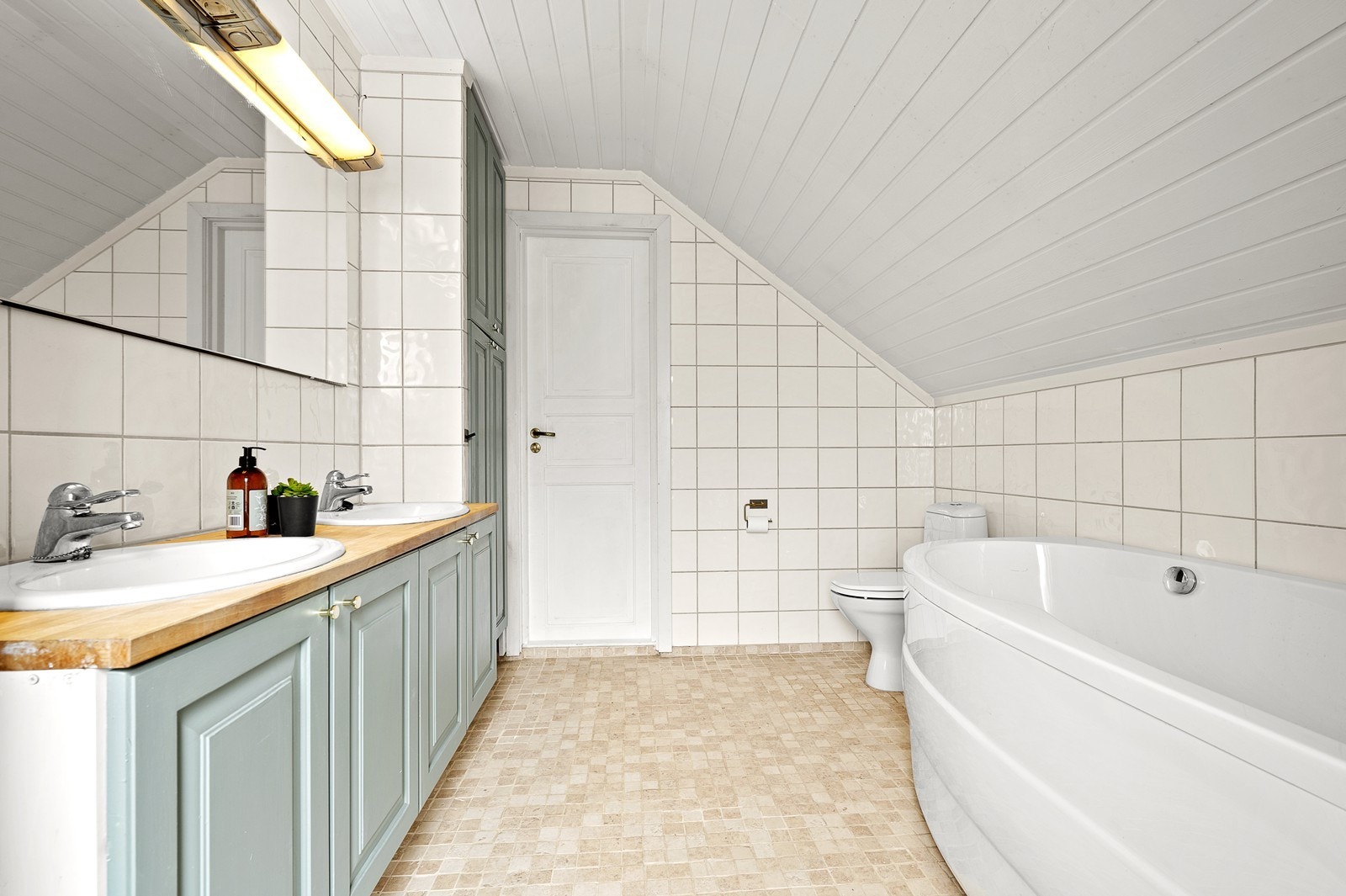 Pent bad i 2. etasje med fint badekar, innredning med dobbel servant og toalett. Galleribilde