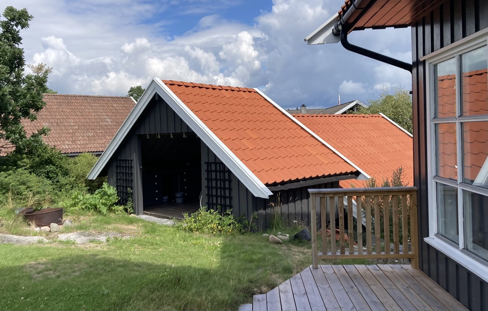 Hage mot uteplass. Galleribilde