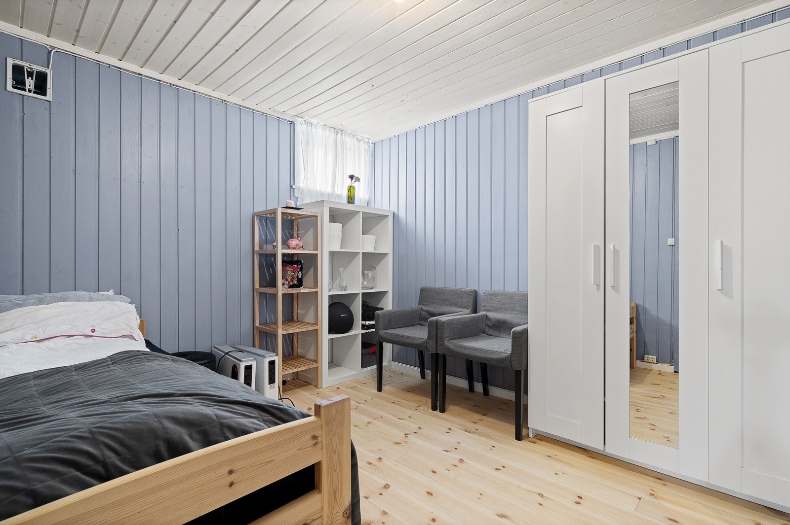 Innredet rom i hybel i kjeller. Galleribilde