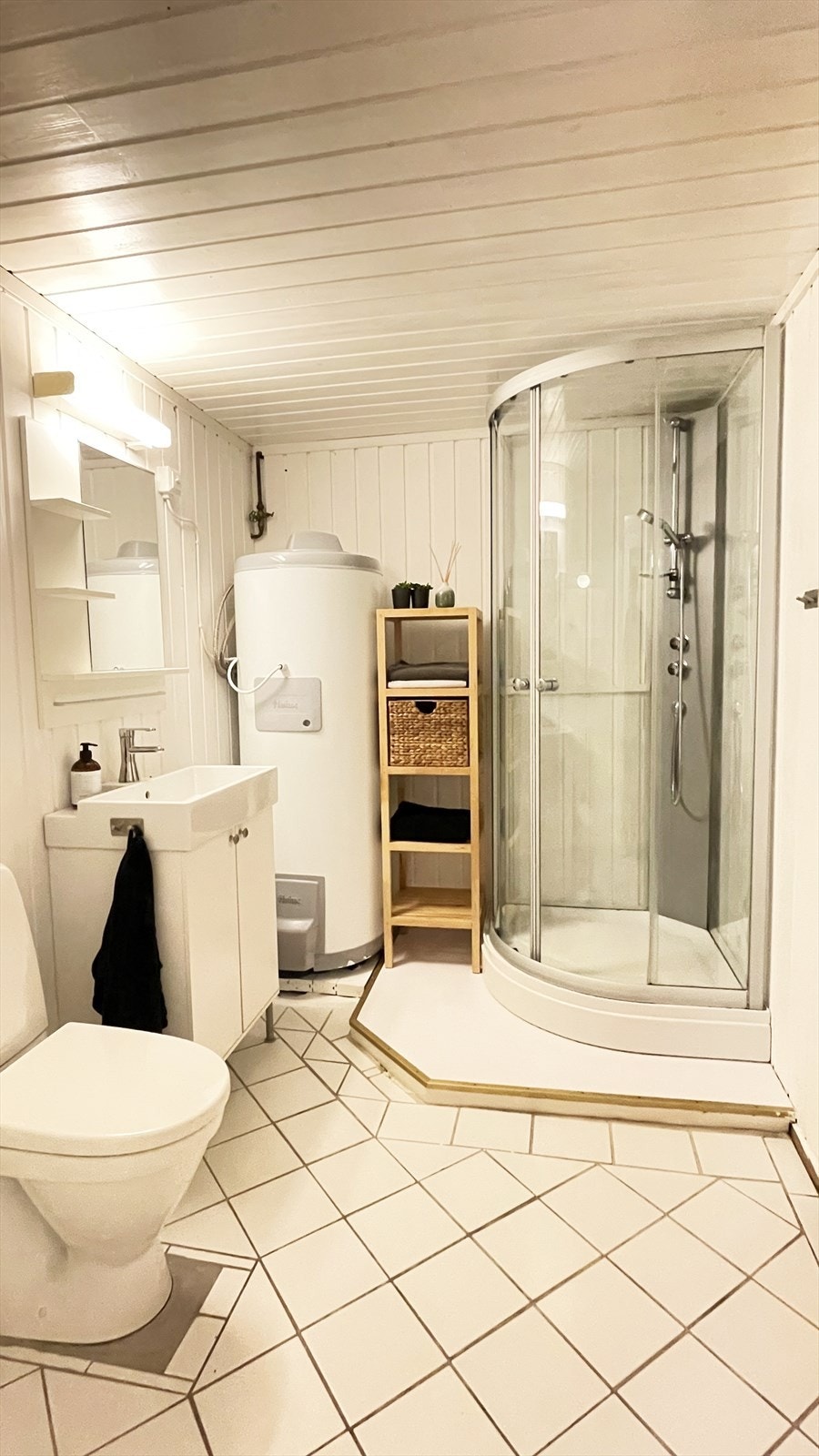 Bad, hybel i kjeller. Galleribilde