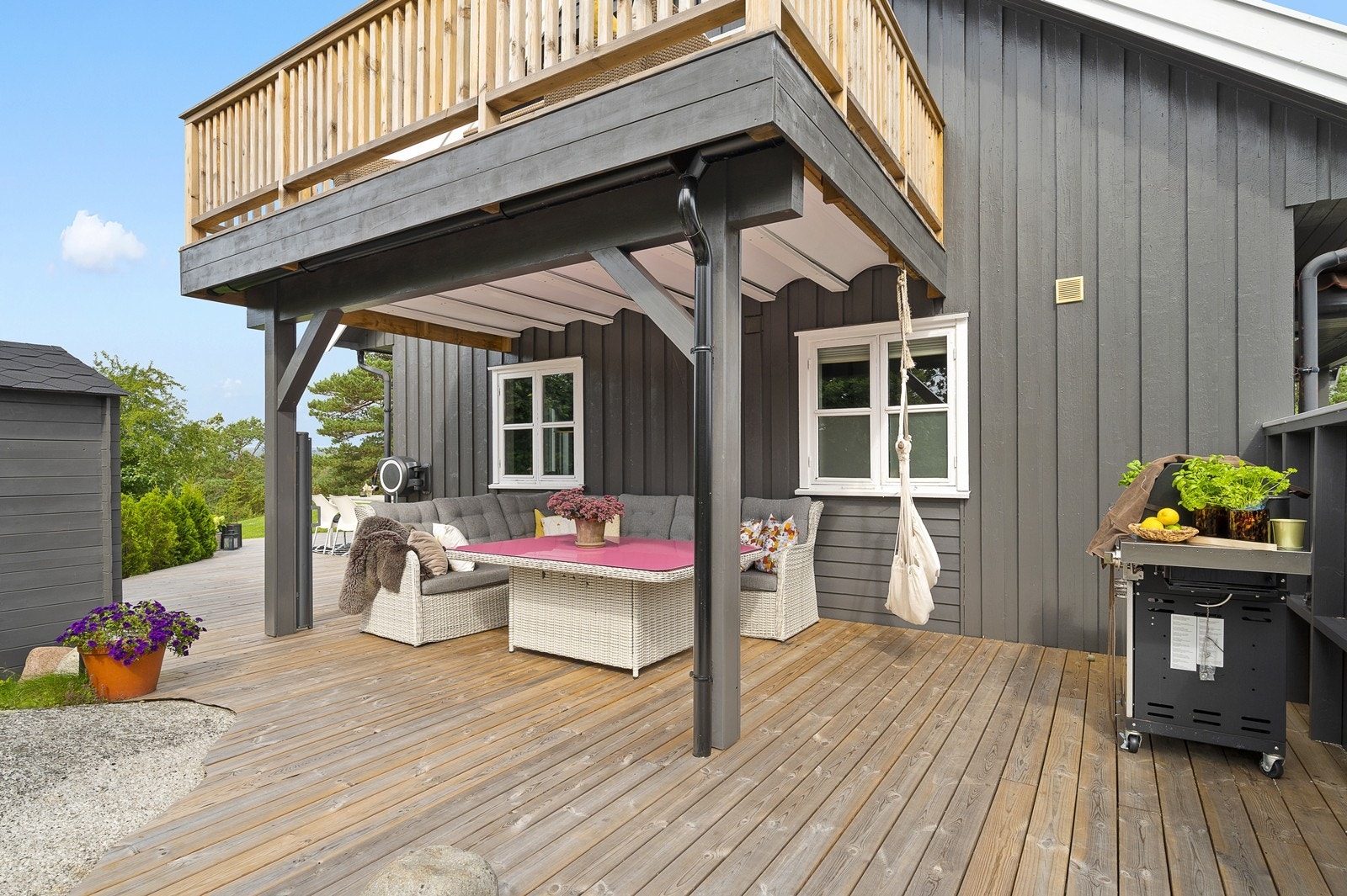 Deilig terrasse mot syd med skjermede og meget solrike forhold. Galleribilde