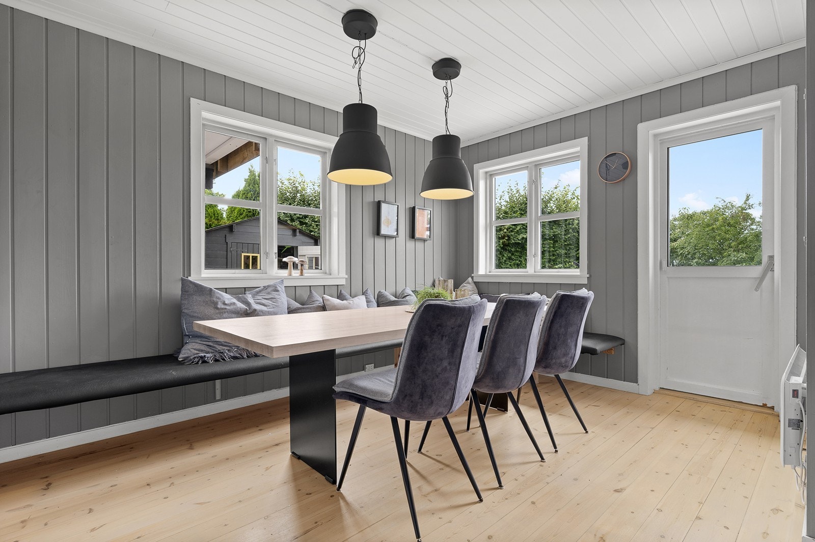Fin spisesetue med god plass til familie og gjester. Utgang til solrik terrasse. Galleribilde
