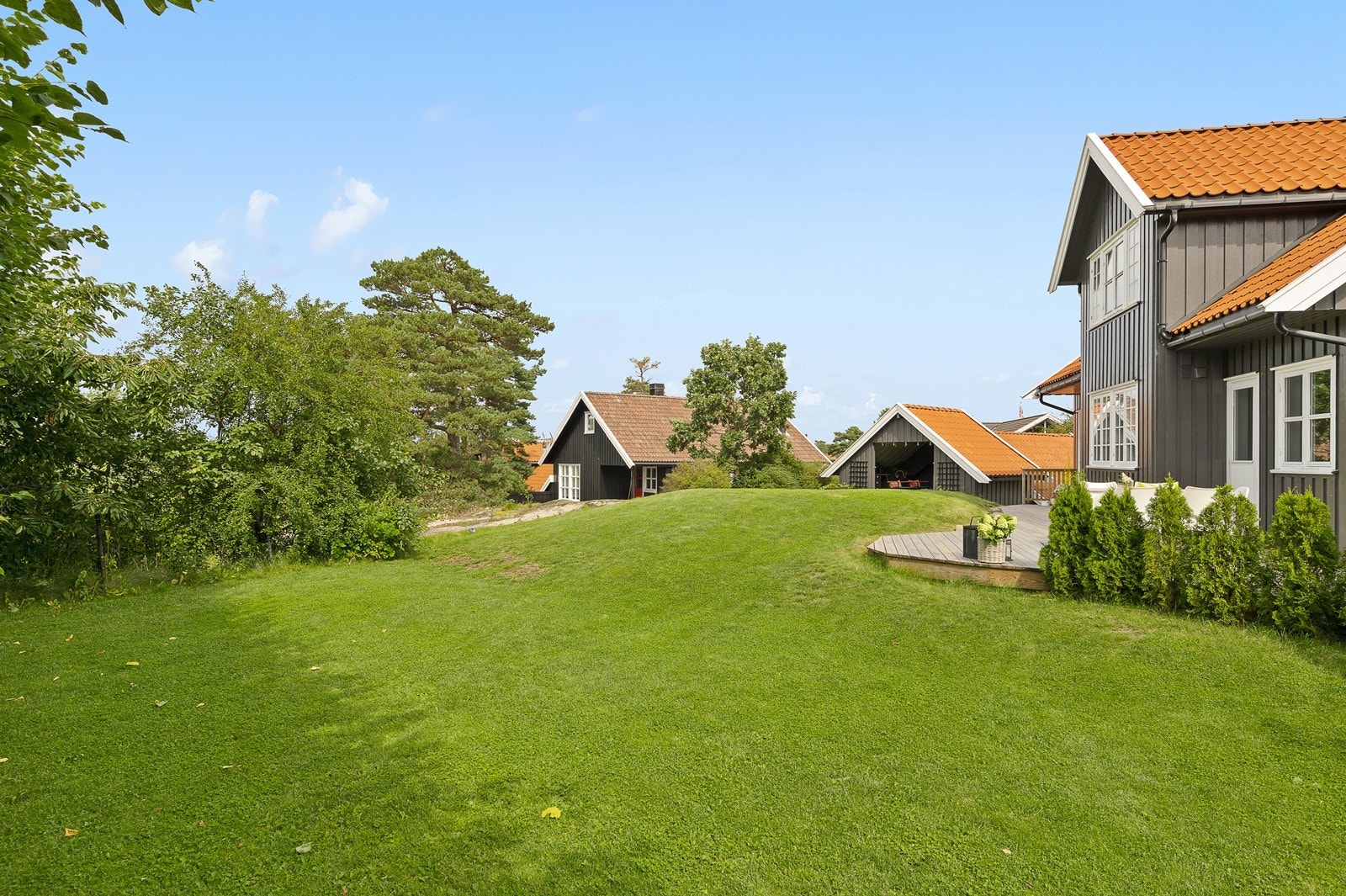 Stor, fin hage med god plass til familiens aktiviteter. Galleribilde