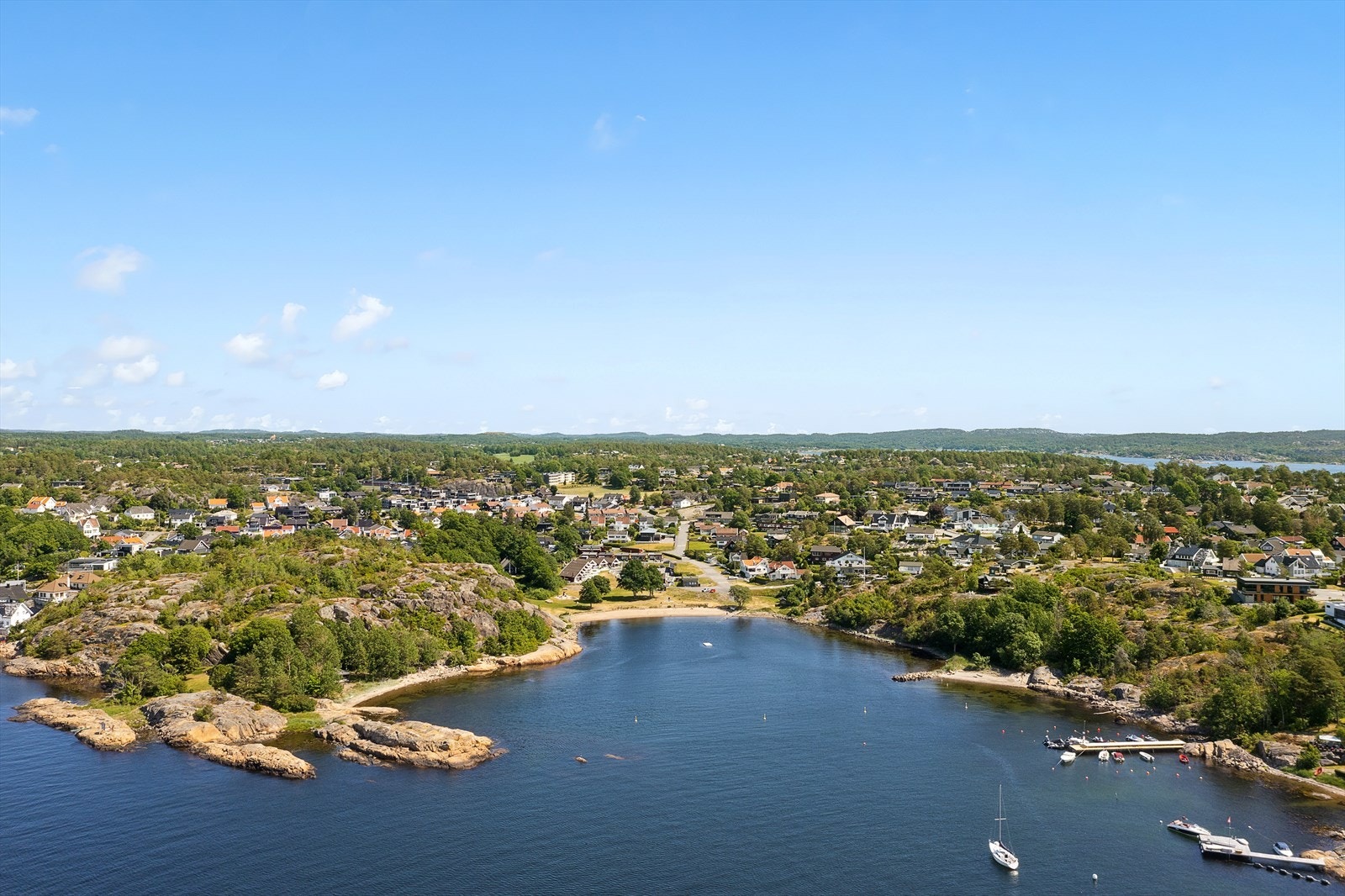 Nærområde, flotte Rekkeviksbukta med stor sandstrand, store grøntarealer og flotte svaberg på kjeholmen. Galleribilde
