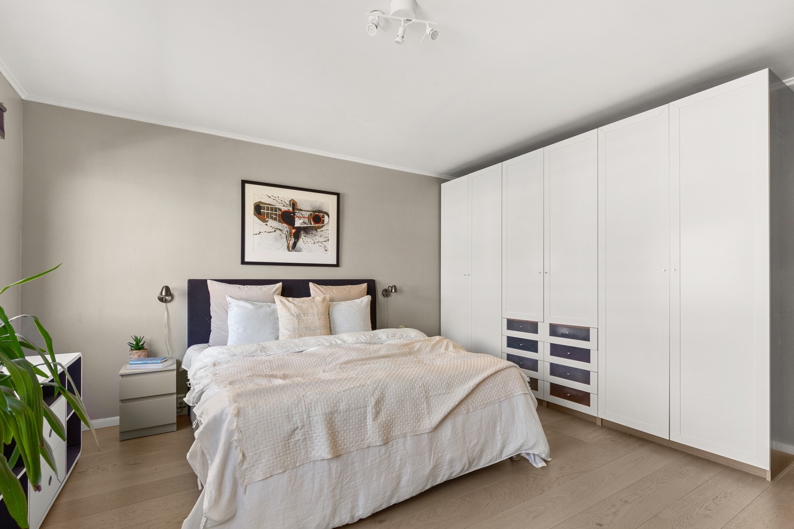 Det er svært godt med lagringsplass i stor garderobeløsning. Galleribilde