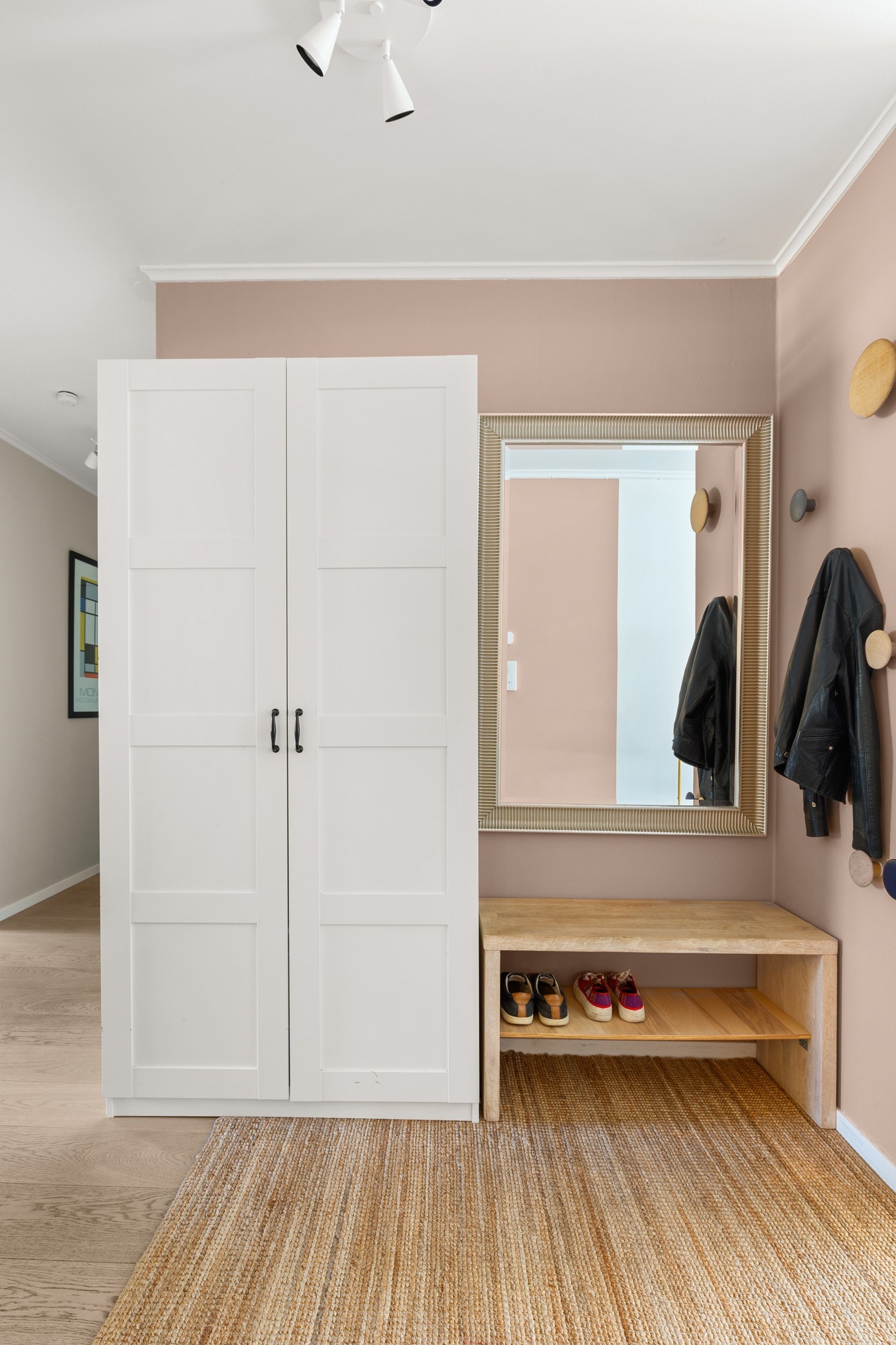 Smart løsning for oppbevaring og oppheng av yttertøyet. Galleribilde