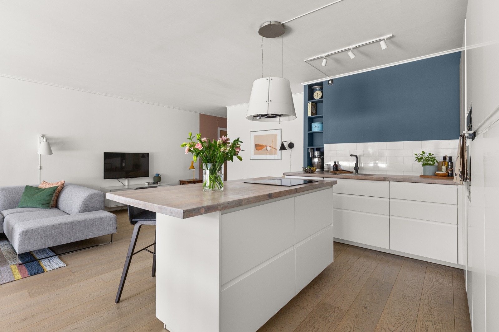 På kjøkkenet er det godt med skap- og benkeplass. Galleribilde