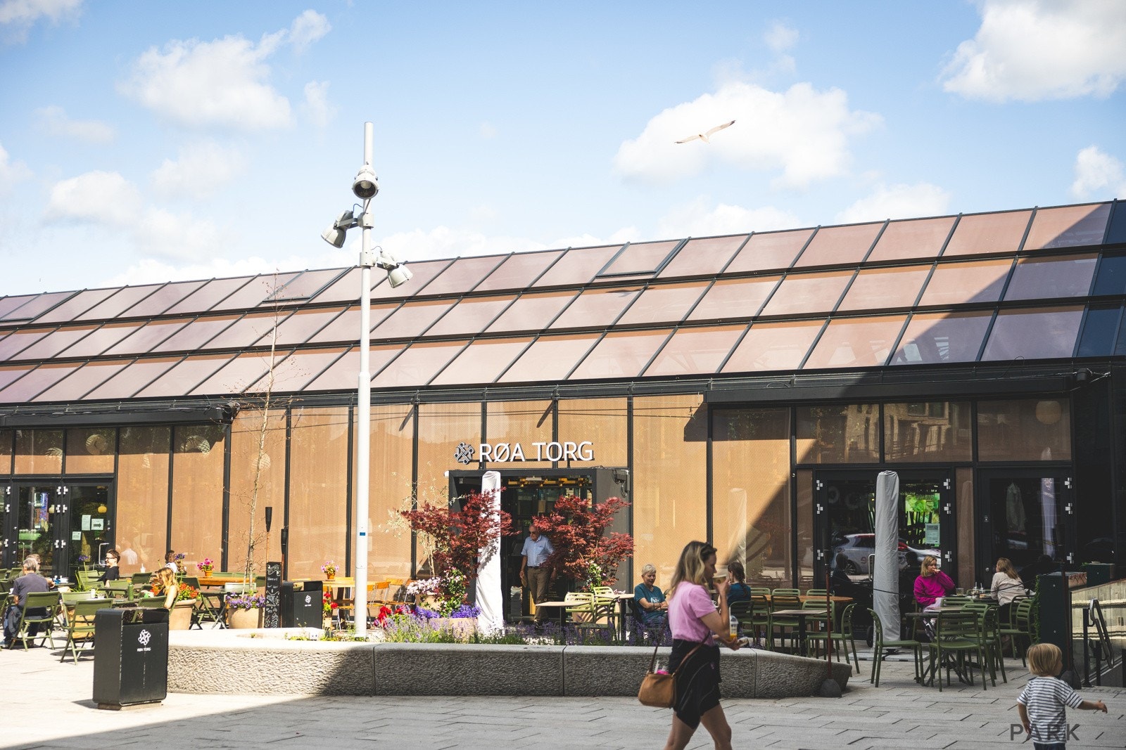 Røa Torg og kjøpesenter- gangavstand fra leiligheten til alt man trenger av fasiliteter. Galleribilde