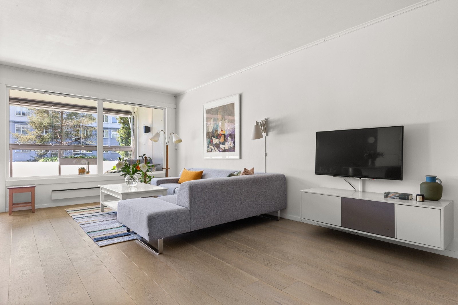 Stuen er et herlig oppholdsrom med store vindusflater som gir rikelig med naturlig lysinnslipp. Galleribilde