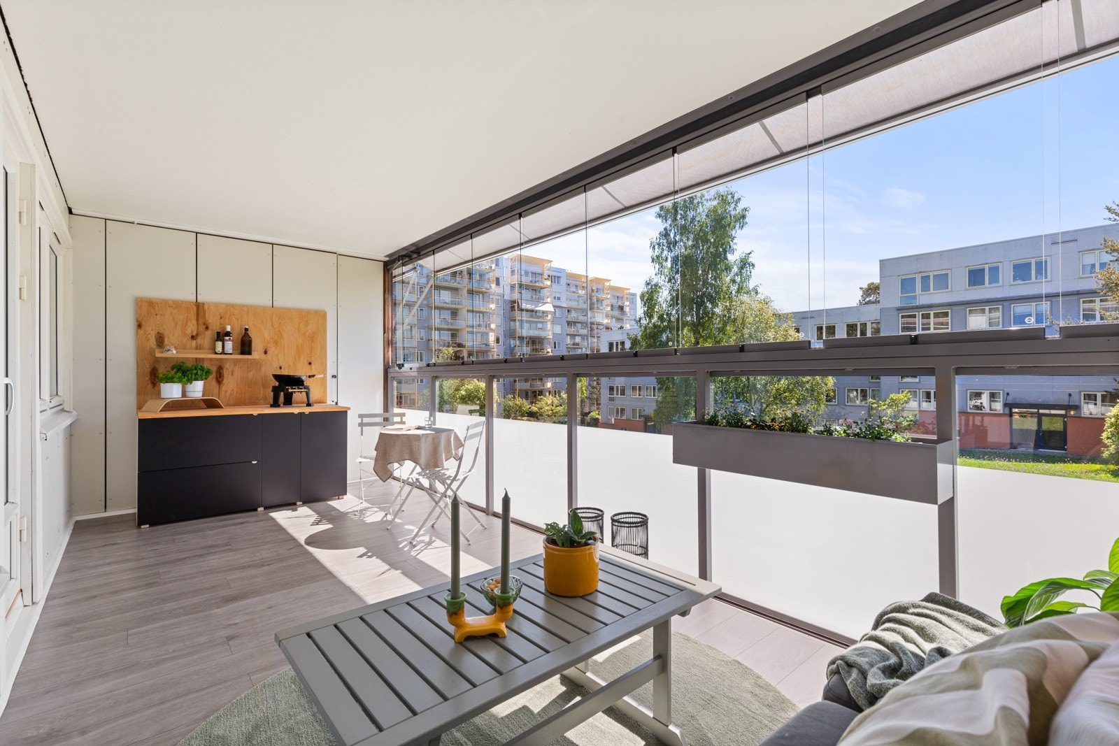 Balkongen er innglasset som gjør at man kan nyte den enda lenger ut på høsten og tidligere på våren. Galleribilde