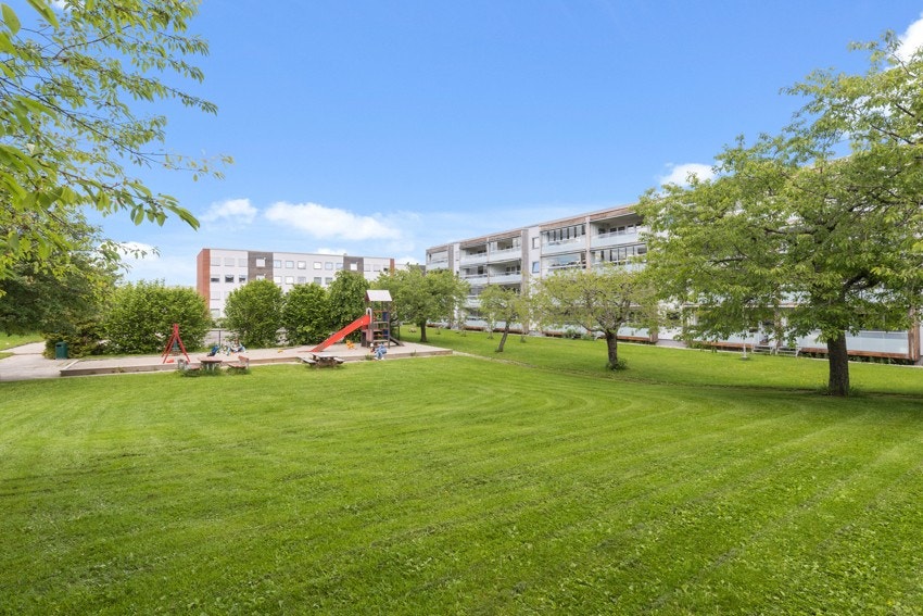 Det er kort vei til skoler i alle trinn, Voksen og Huseby barneskole, Hovseter ungdomsskole og Persbråten videregående skole. Galleribilde