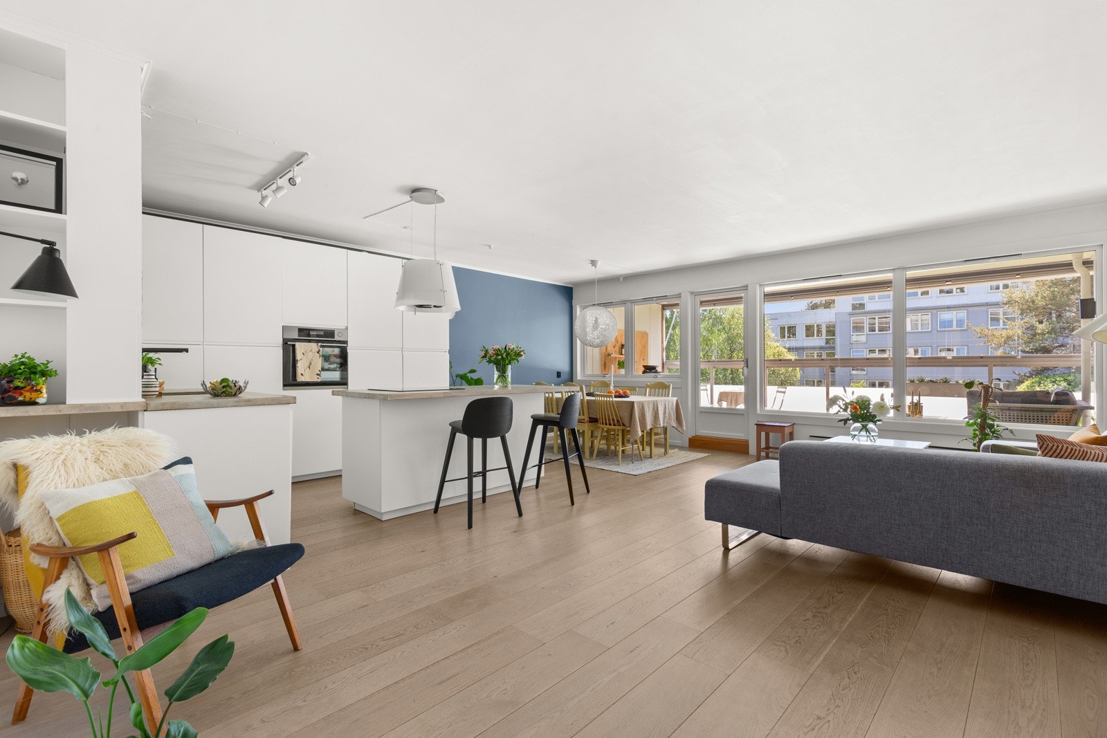 Åpen stue- og kjøkkenløsning gir rommet en sosial atmosfære - perfekt i det daglige med familie og venner! Galleribilde