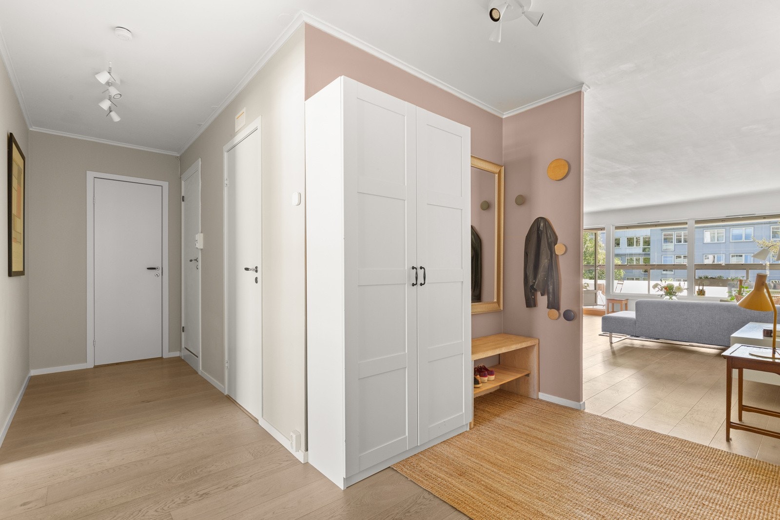 Romslig og innbydende entré som gir et godt inntrykk av boligen. Galleribilde