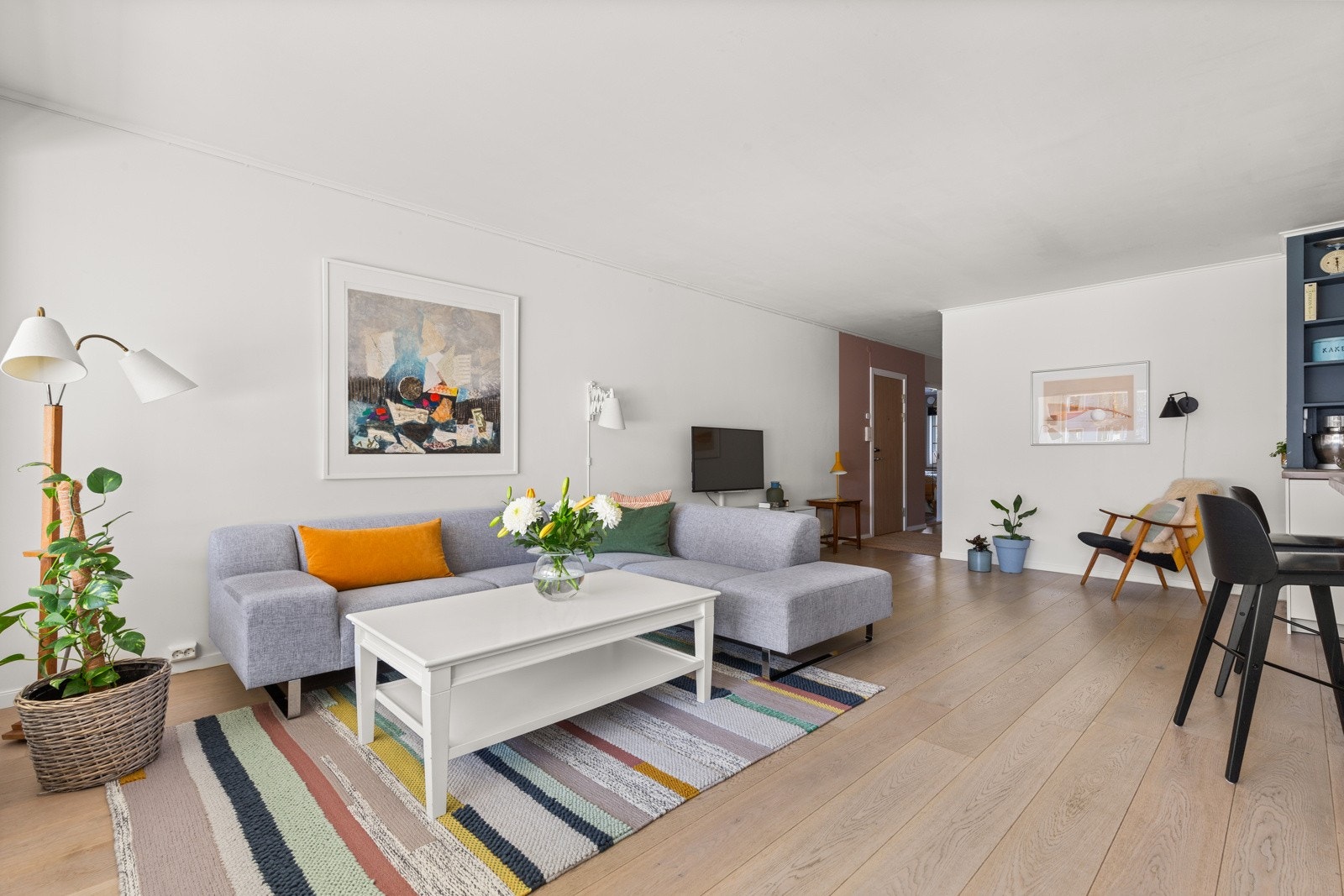 Leilighetens overflater er malt i lyse farger og gulvet er belagt med 1-stavs parkett. Galleribilde