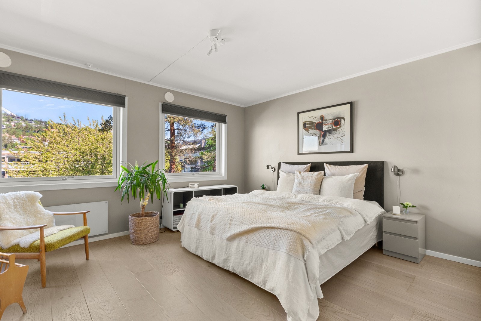 Hovedsoverommet er av en meget god størrelse med plass til dobbeltseng, nattbord og ønsket møblement. Galleribilde