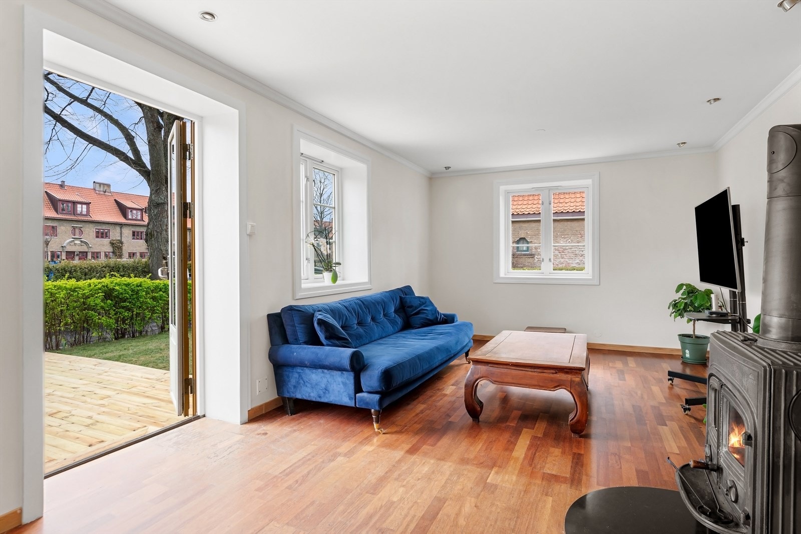 Stue med utgang til hagen Galleribilde