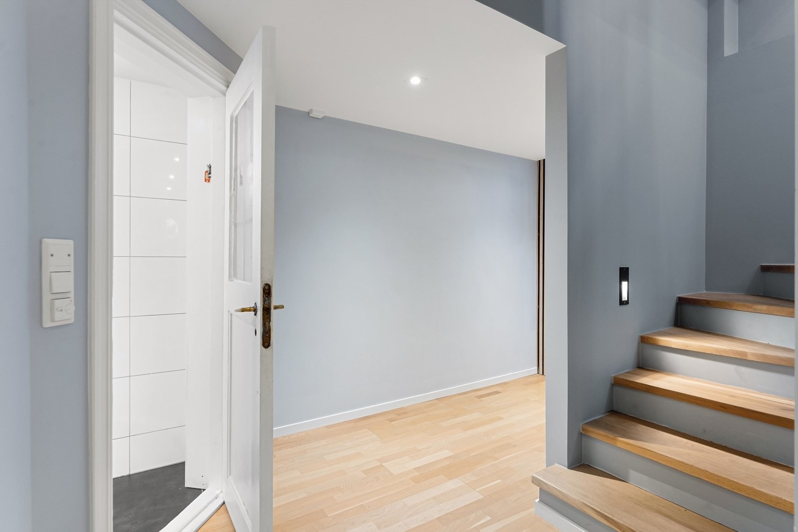 Kjelleretasje med inngang til bad Galleribilde