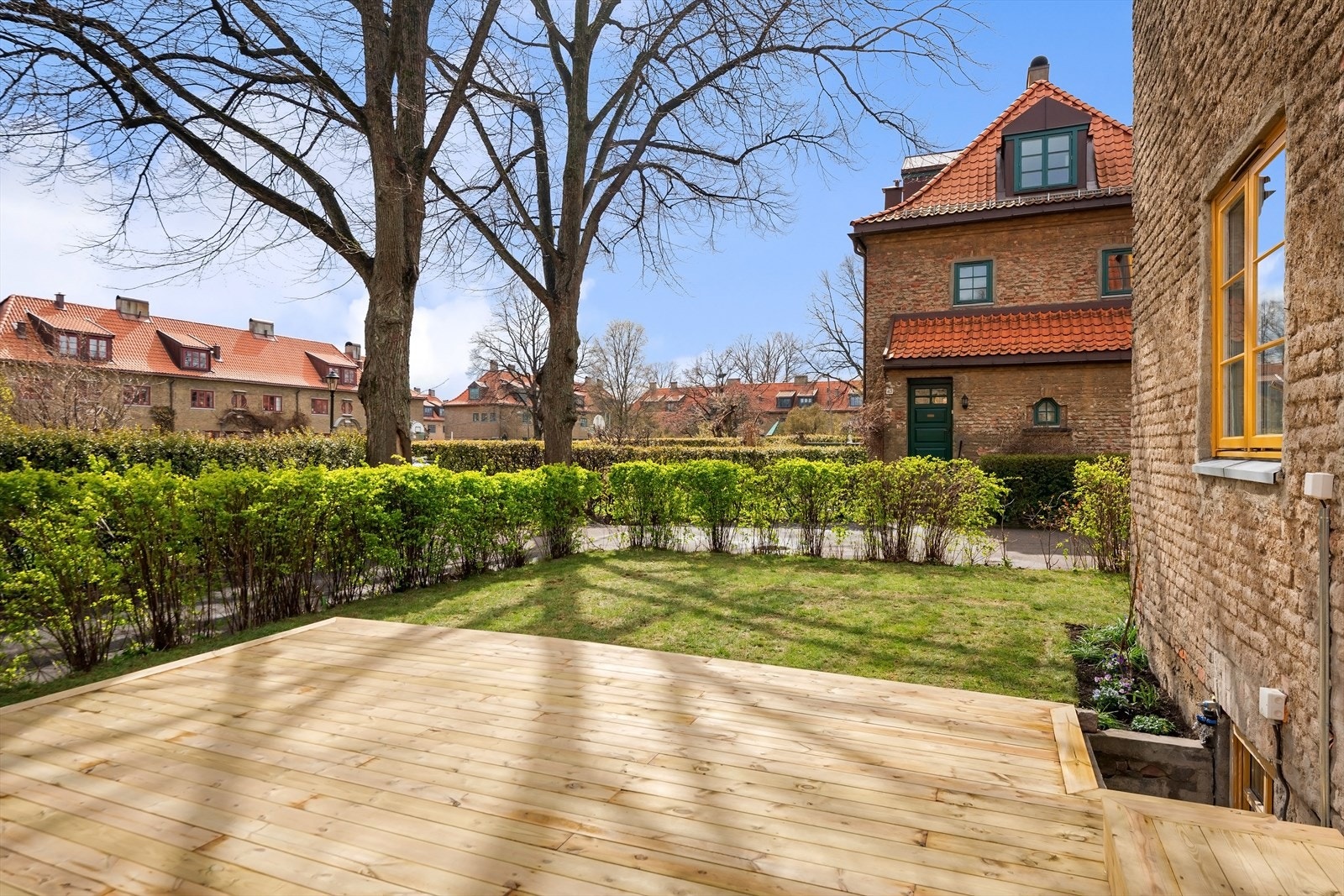 Hagen har romslig treplatting og gressplen Galleribilde