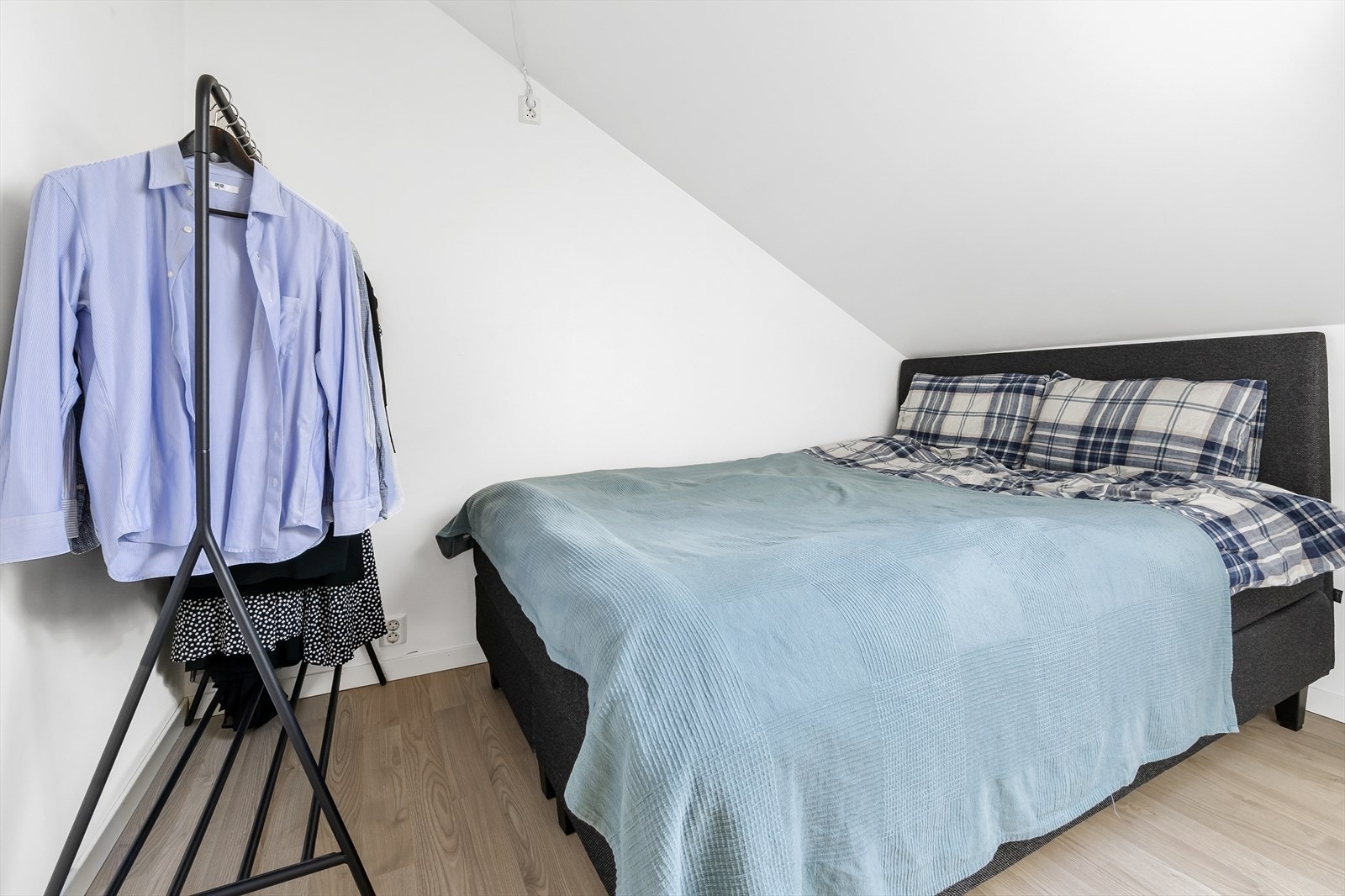 Stort soverom med god plass til dobbeltseng, nattbord og garderobeskap. Galleribilde