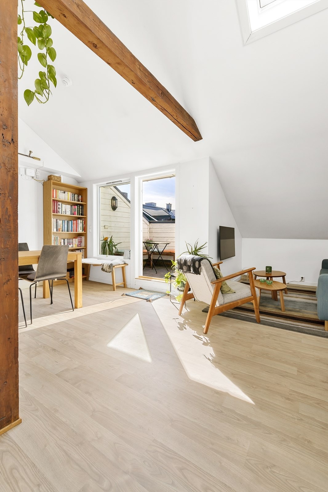 Leiligheten har god takhøyde som gjør oppholdsrommene romslige. Galleribilde